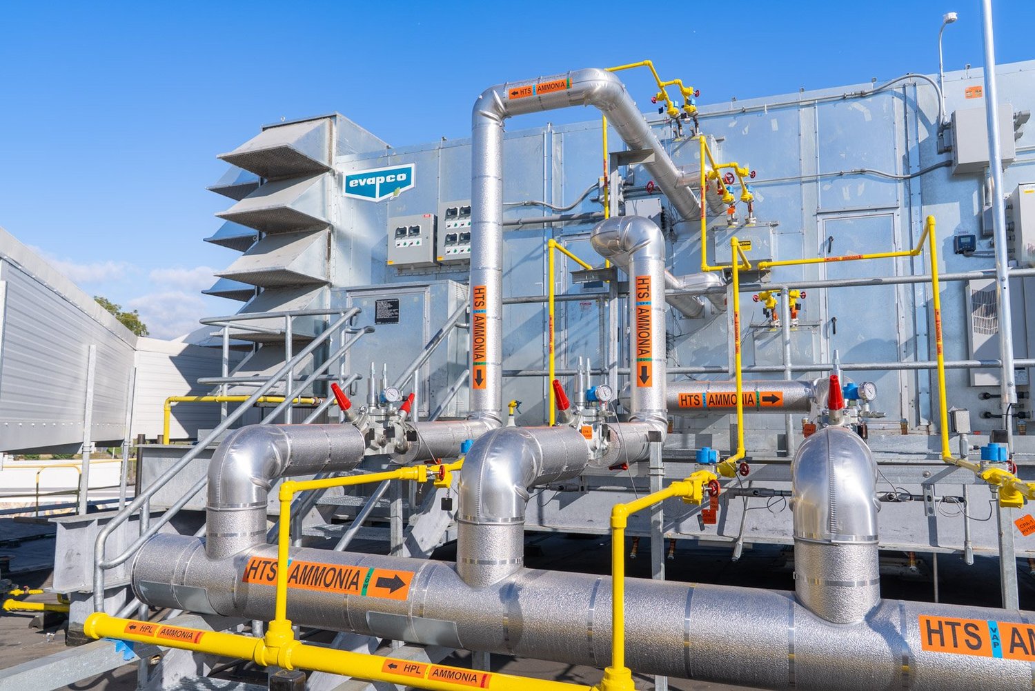 Rooftop refrigeration equipment with insulated and color-coded piping
