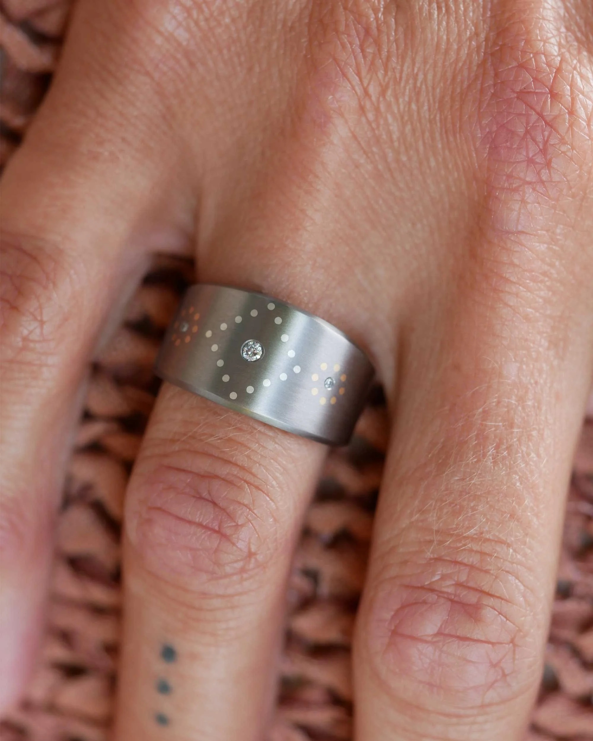 square-circle-diaomds-points-pattern-hand-ring.jpg