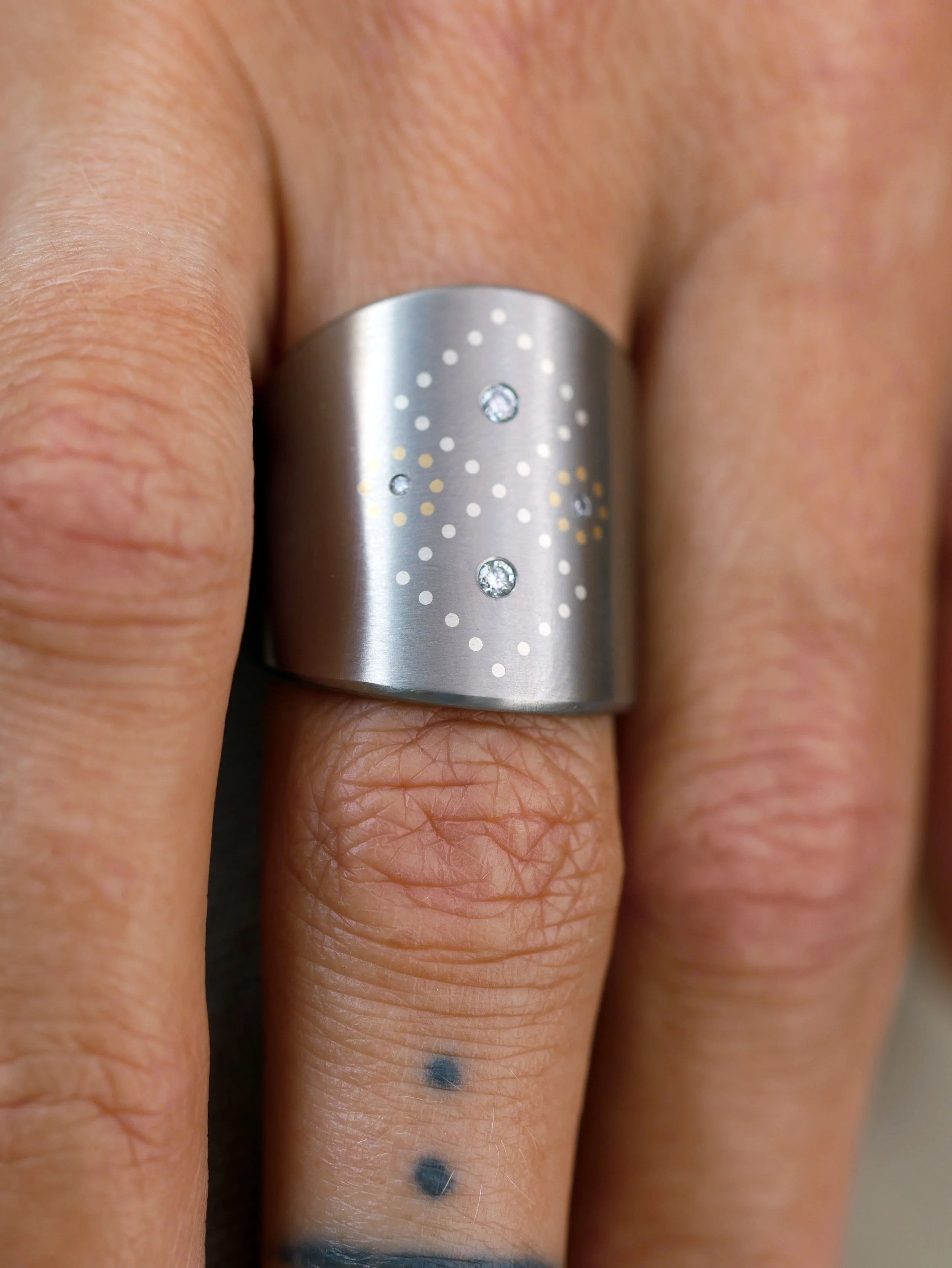 long-hand-square-pattern-dots.jpg