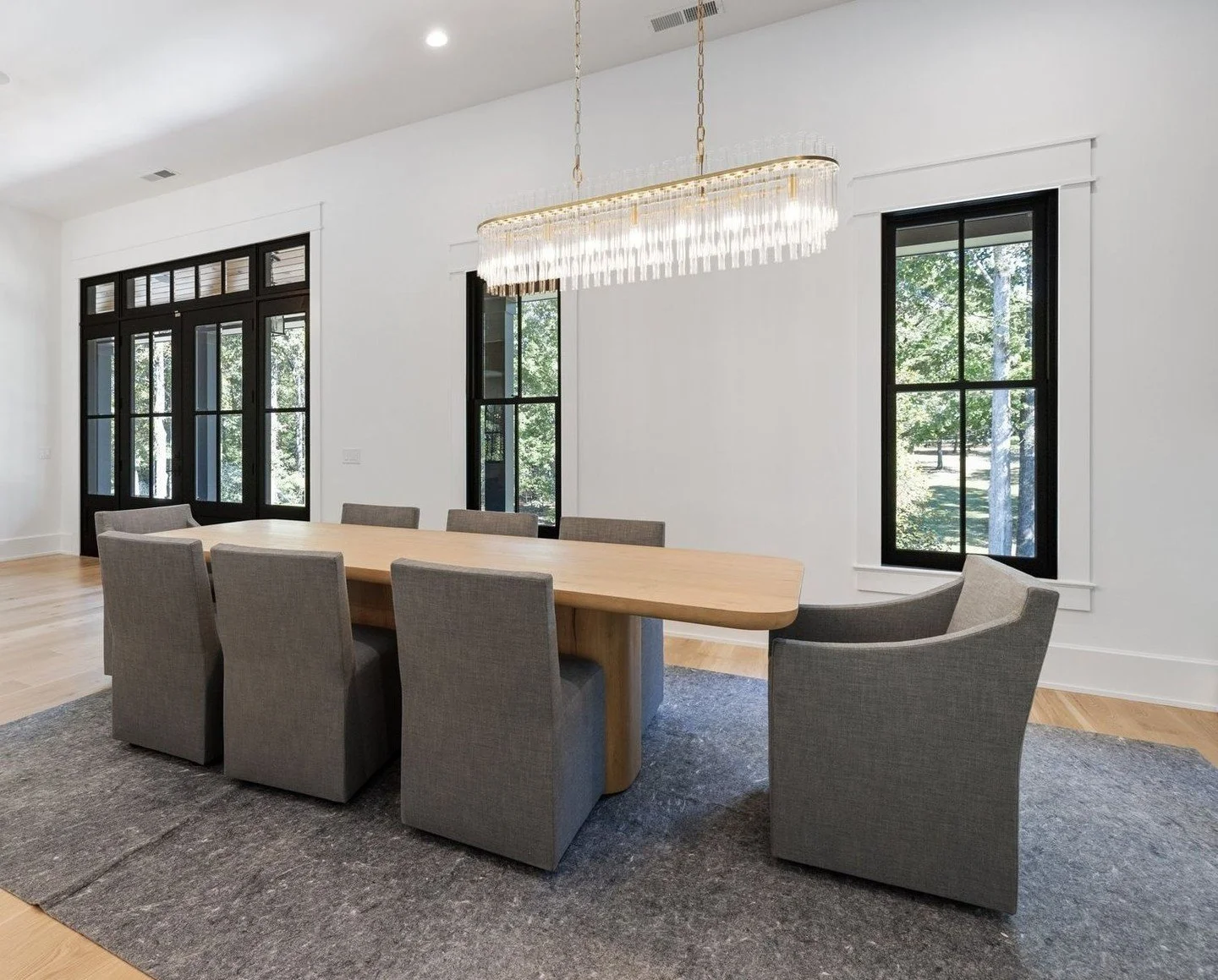 Contemporary design meets cozy living ✨ We&rsquo;re in love with how this space turned out!⁠
⁠
#howingtonconstruction #dreamhome #tennessee #nashville #remodeling #customhomebuilder #homerenovation #homeremodel #customhomes #homebuilding #newconstruc