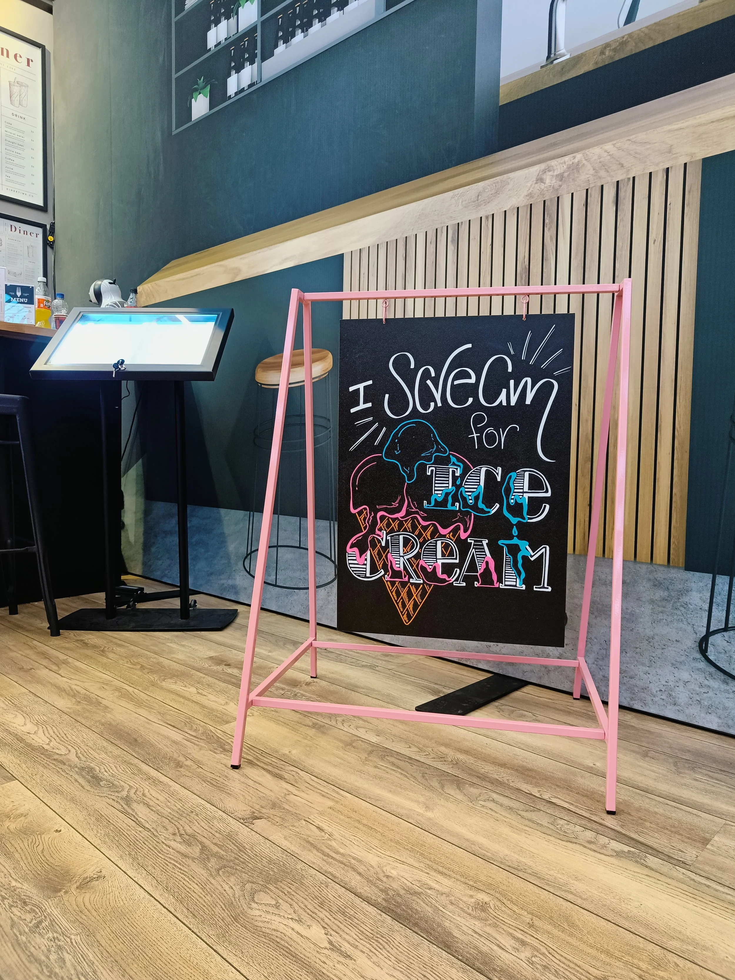 Krijtbord met kleurrijke illustraties en de tekst 'I scream for Ice Cream'