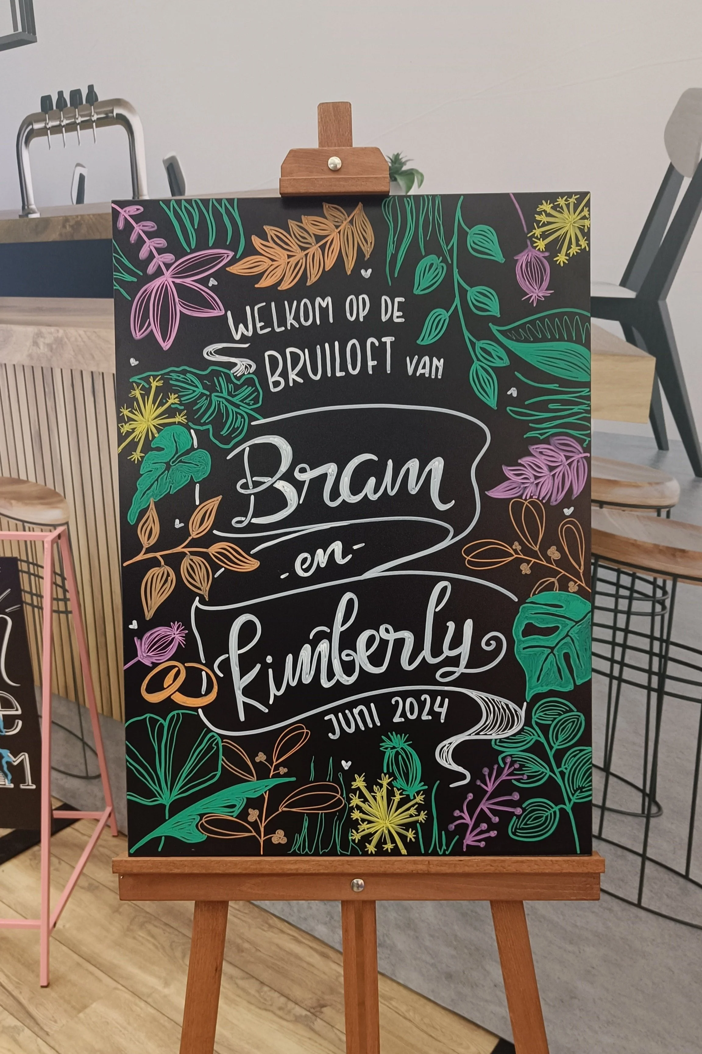 Krijtbord met kleurrijke illustraties