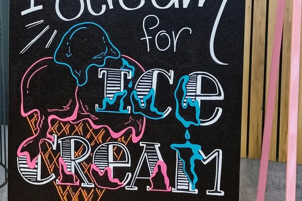 Krijtbord met kleurrijke illustraties en de tekst 'I scream for Ice Cream'