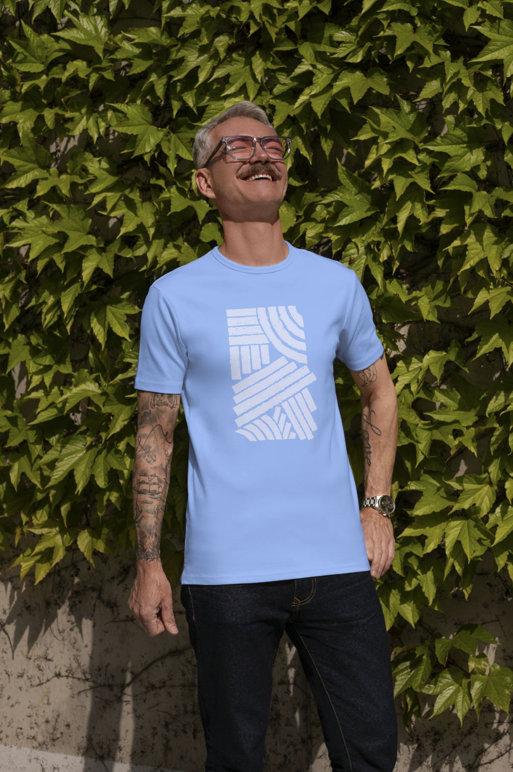 Man draagt blauw t shirt met patroon van Vertrouwelijke Zaken
