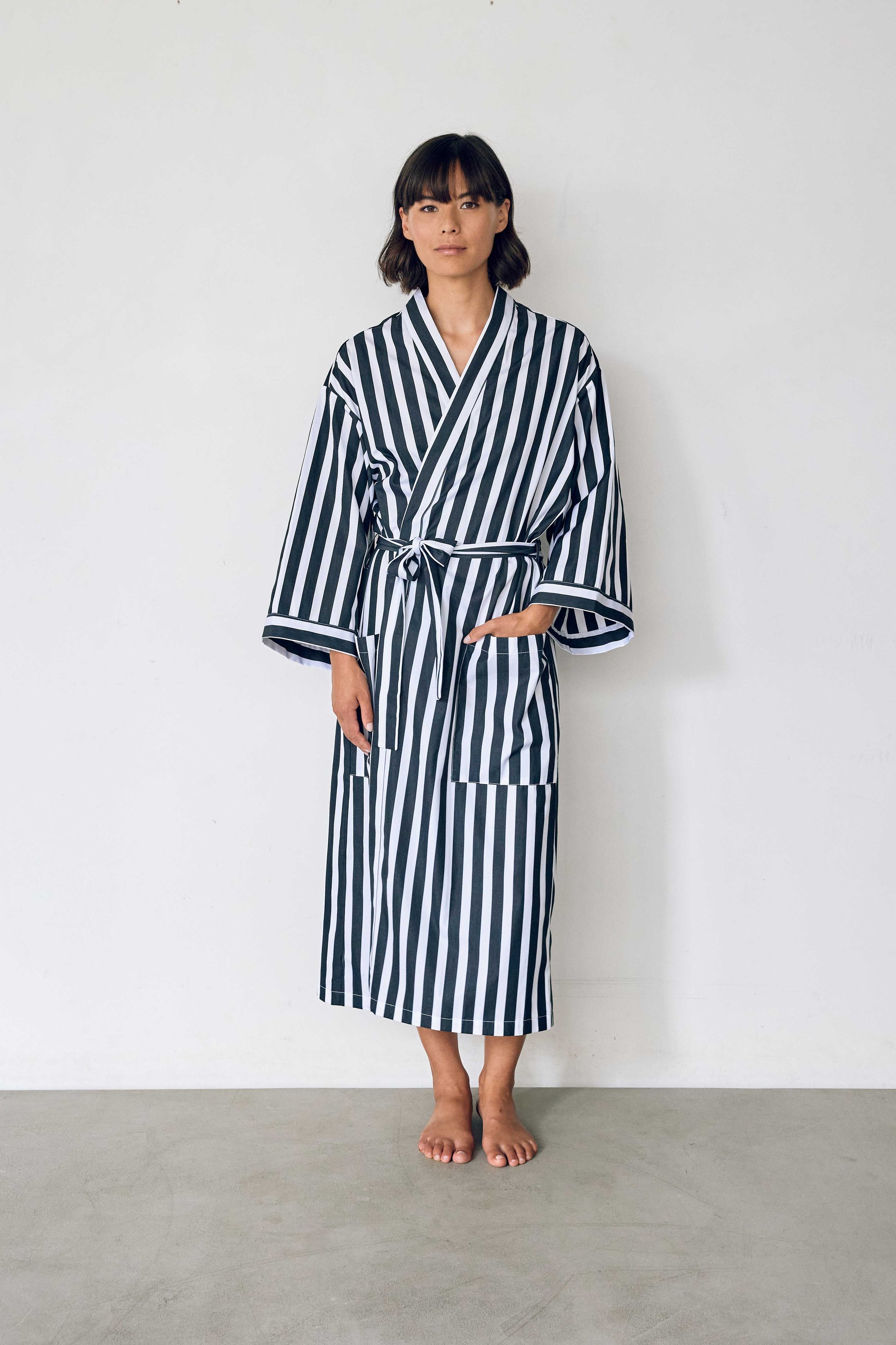 Kimono peignoir, robe de chambre. Coton rayures. Noir et blanc. Homme, femme. Loungewear, homewear. Unisexe. Intérieur.