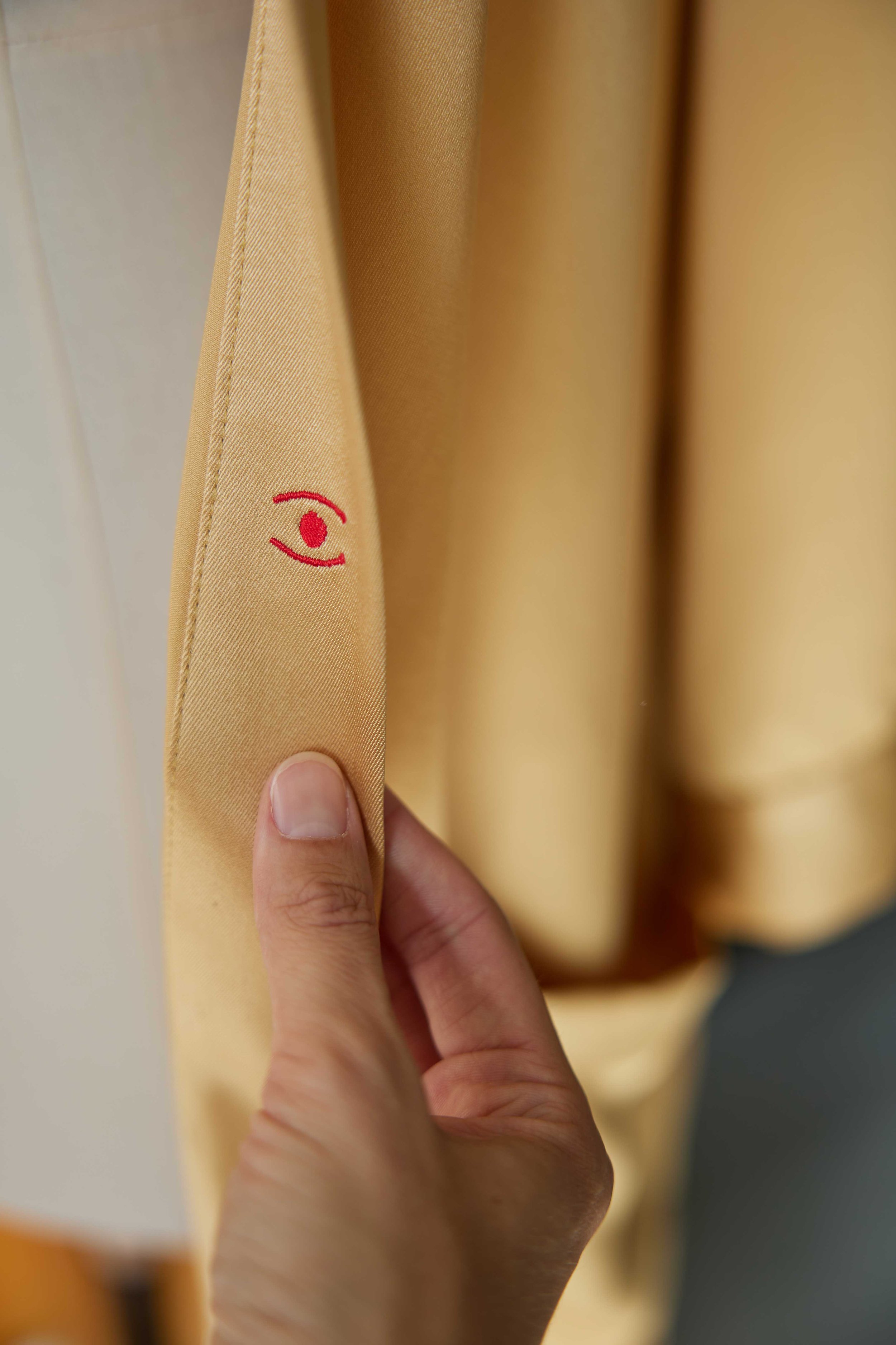 Kimono peignoir, robe de chambre. Pure soie. Doré, or. Homme, femme. Loungewear, homewear. Unisexe. Intérieur. Détail. Tissu. Couture. Atelier.