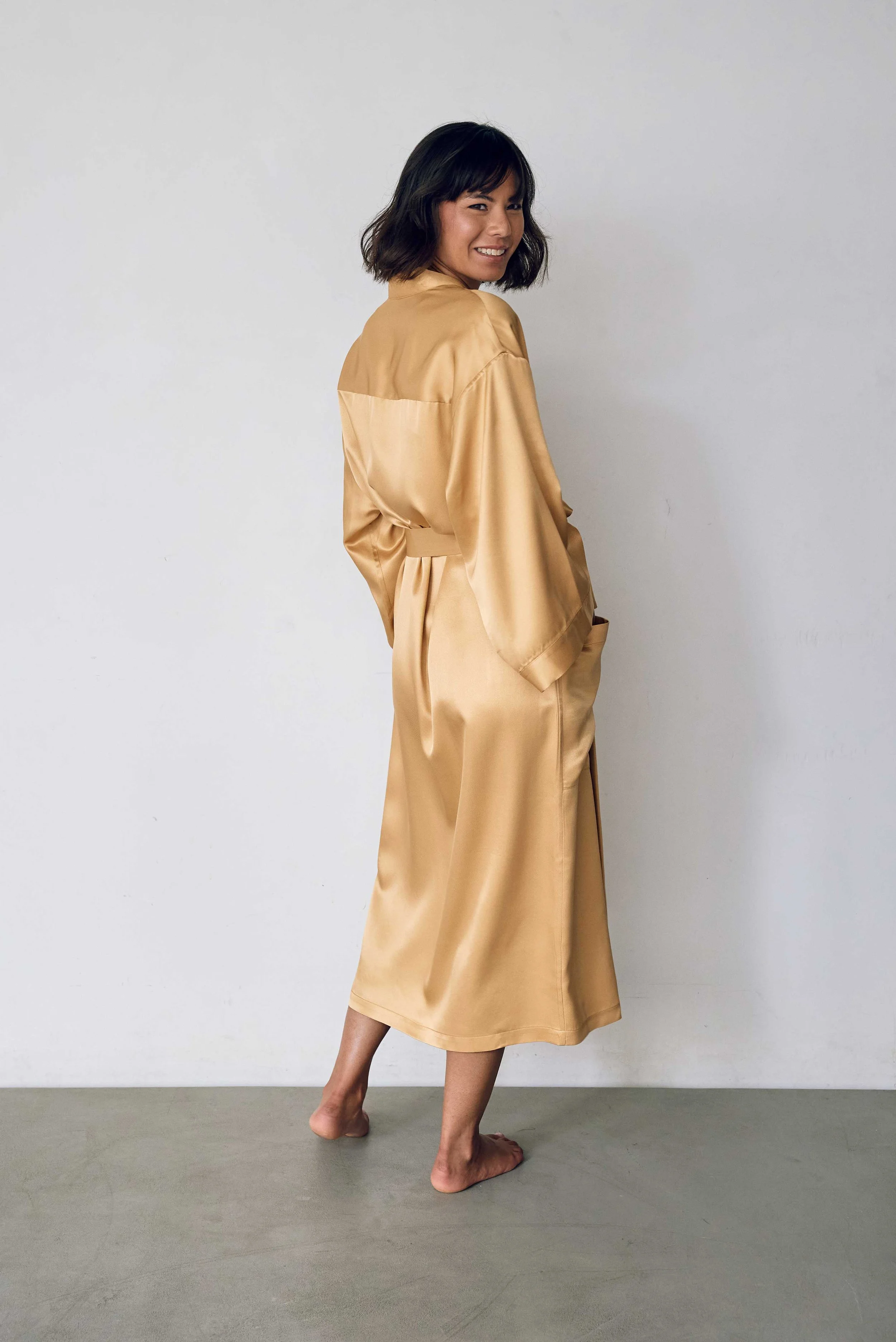 Kimono peignoir, robe de chambre. Pure soie. Doré, or. Homme, femme. Loungewear, homewear. Unisexe. Intérieur.