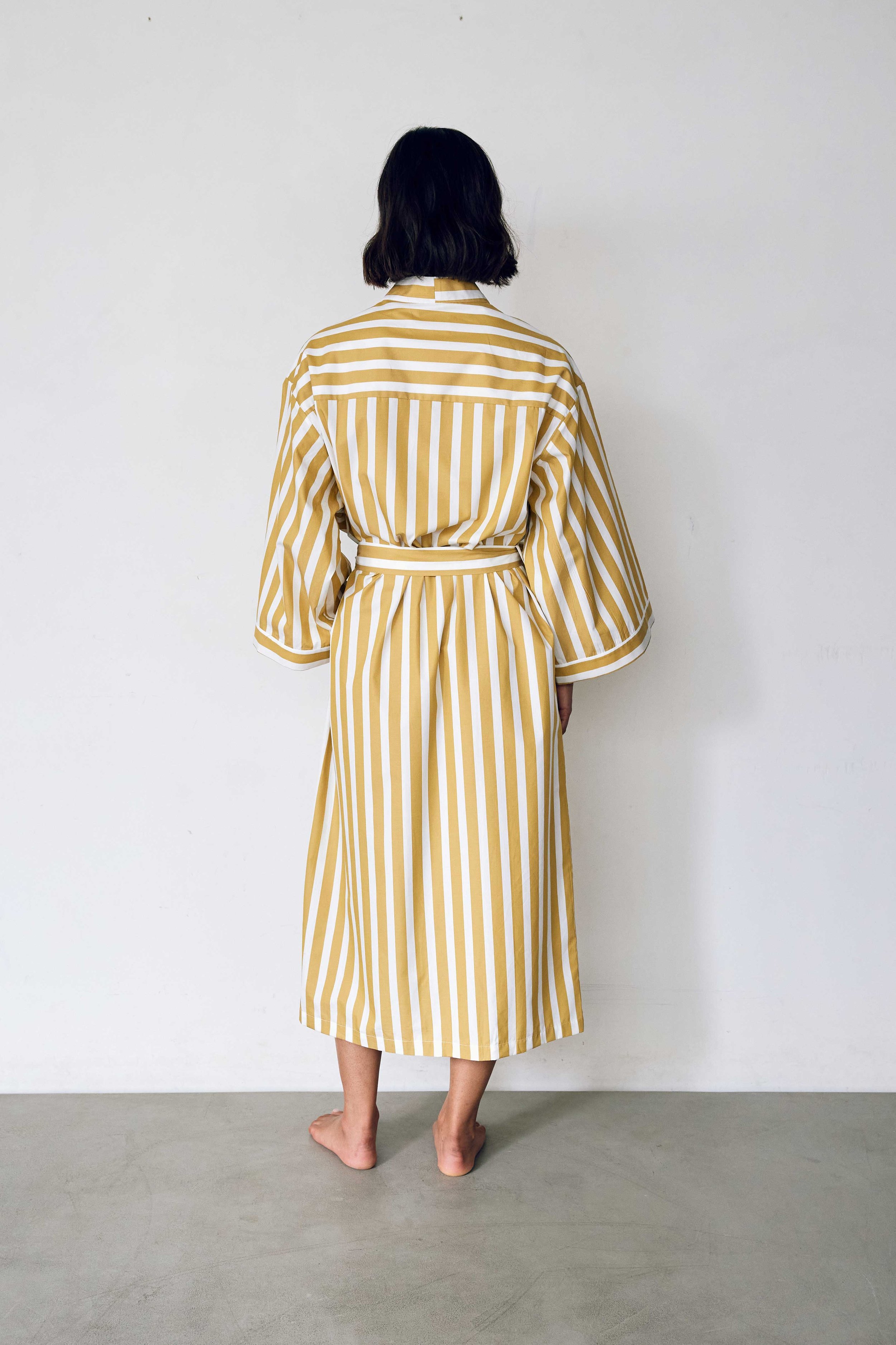 Kimono peignoir, robe de chambre. Coton rayures. Jaune et blanc. Homme, femme. Loungewear, homewear. Unisexe. Intérieur.
