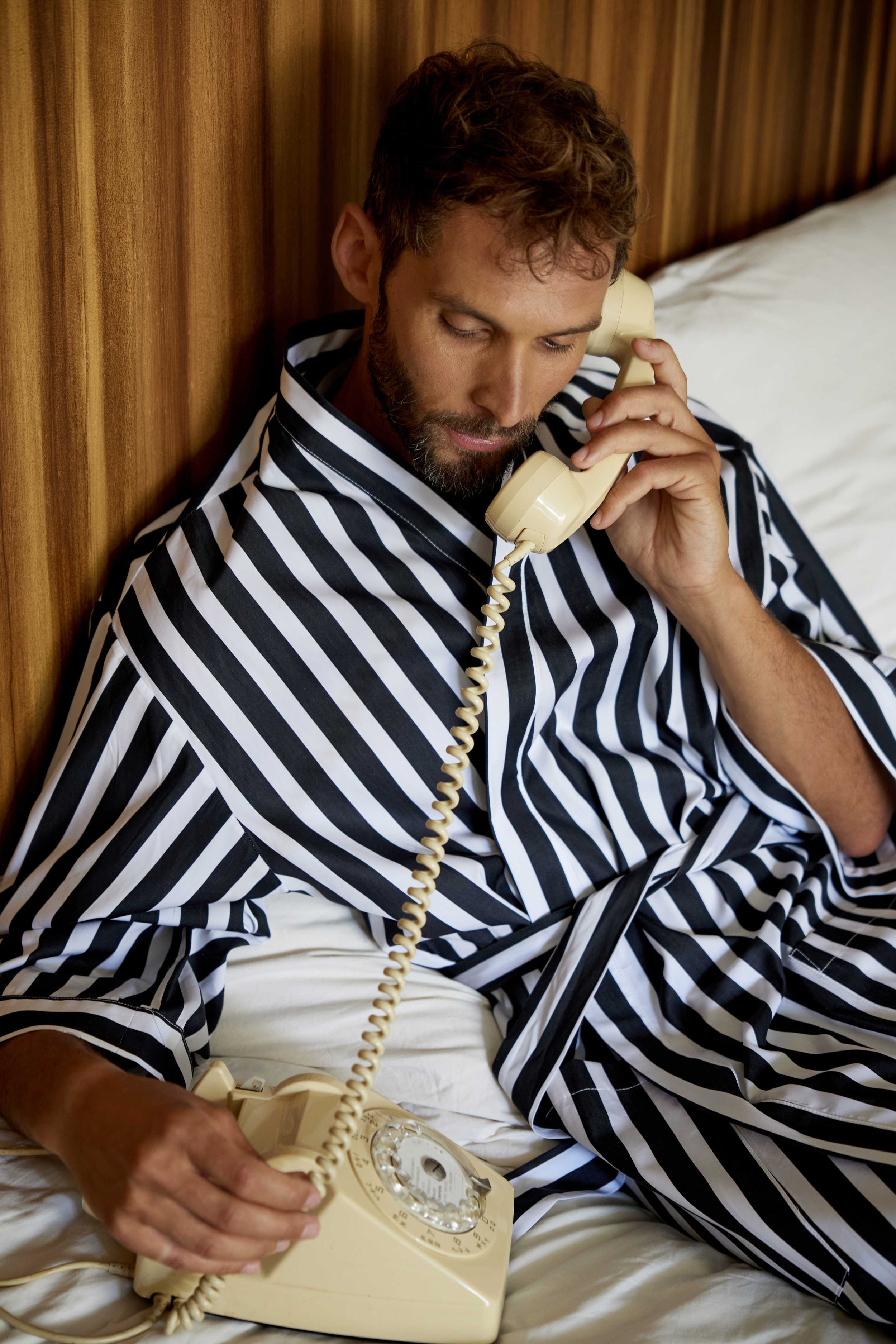 Kimono peignoir, robe de chambre. Coton rayures. Noir et blanc. Homme, femme. Loungewear, homewear. Unisexe. Intérieur.