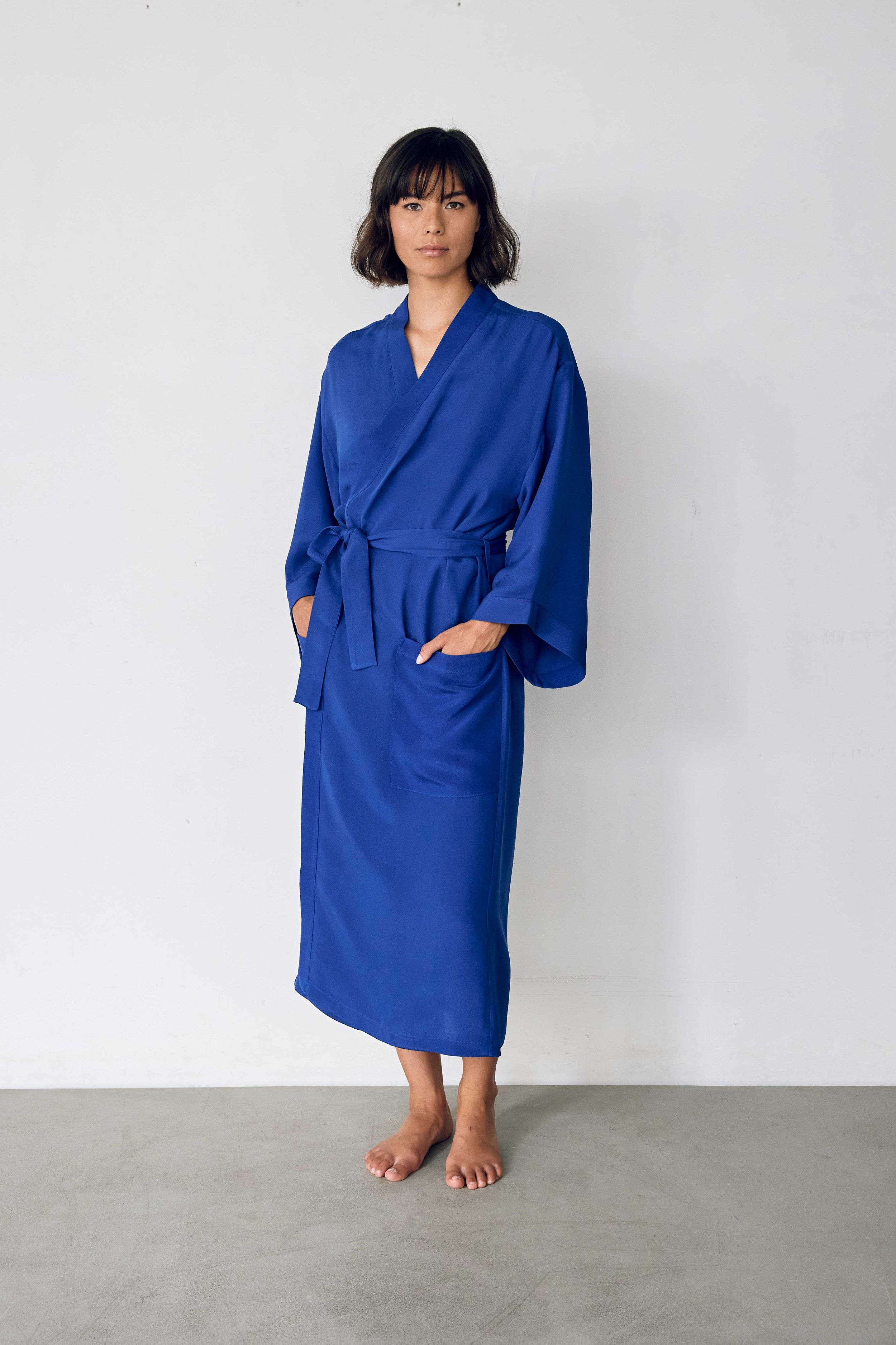 Kimono peignoir, robe de chambre. Pure soie. Bleu. Homme, femme. Loungewear, homewear. Unisexe. Intérieur.