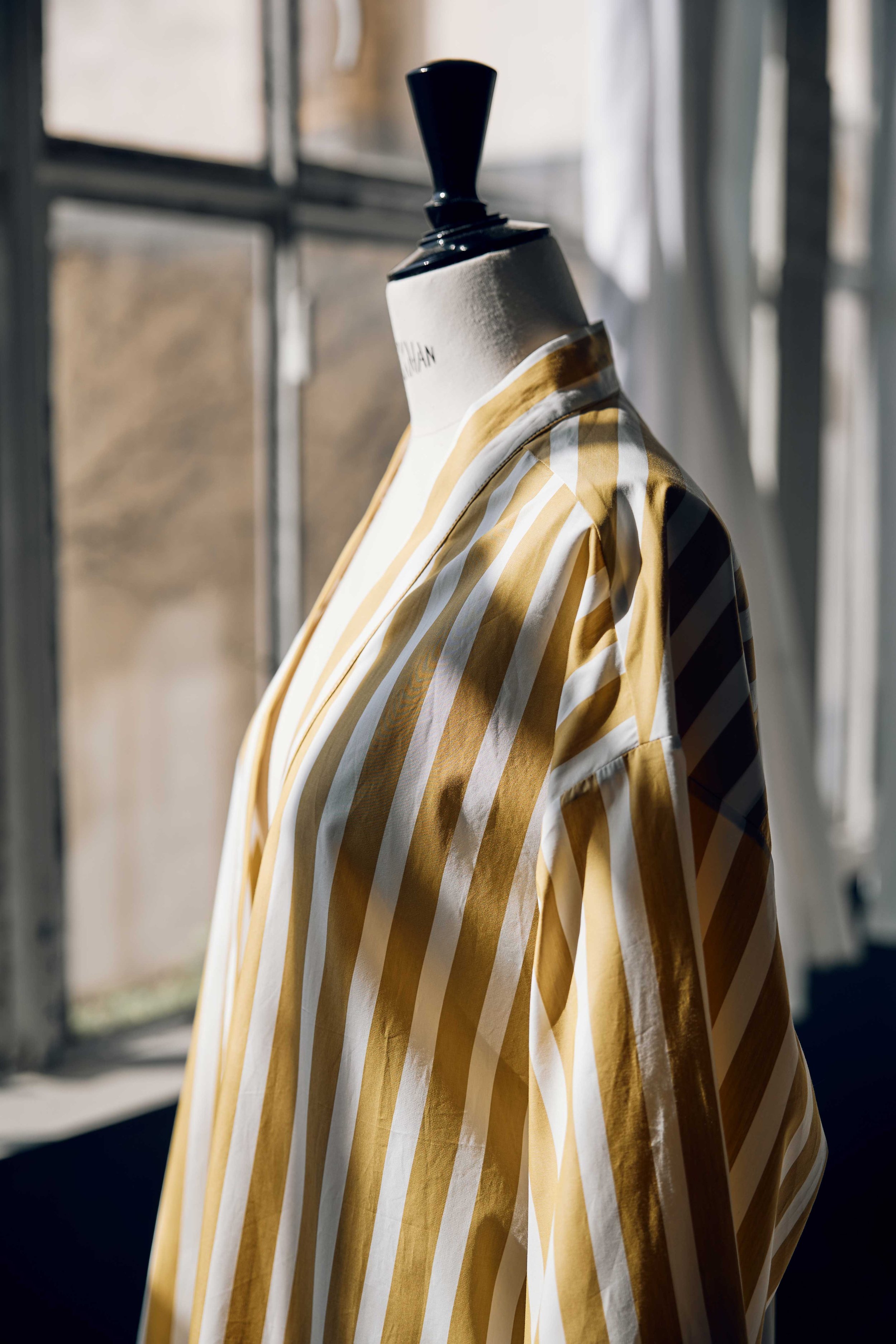 Kimono peignoir, robe de chambre. Coton rayures. Jaune et blanc. Homme, femme. Loungewear, homewear. Unisexe. Intérieur. Buste. Couture. Atelier.