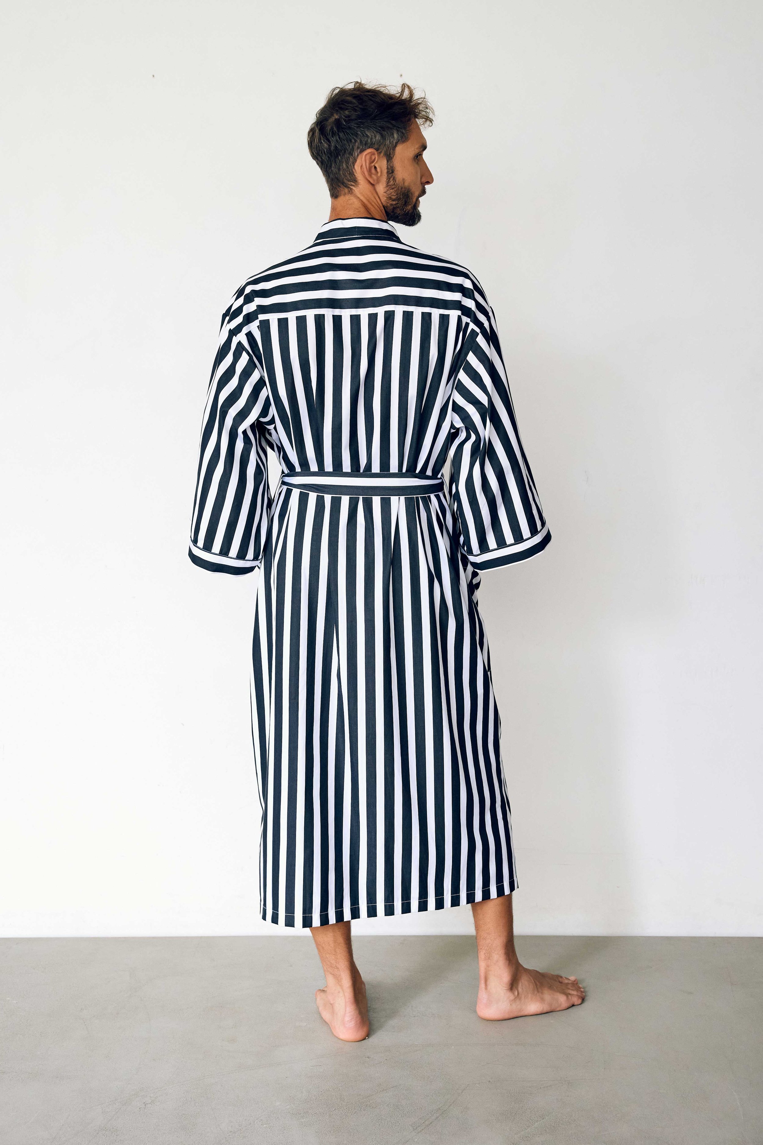Kimono peignoir, robe de chambre. Coton rayures. Noir et blanc. Homme, femme. Loungewear, homewear. Unisexe. Intérieur.
