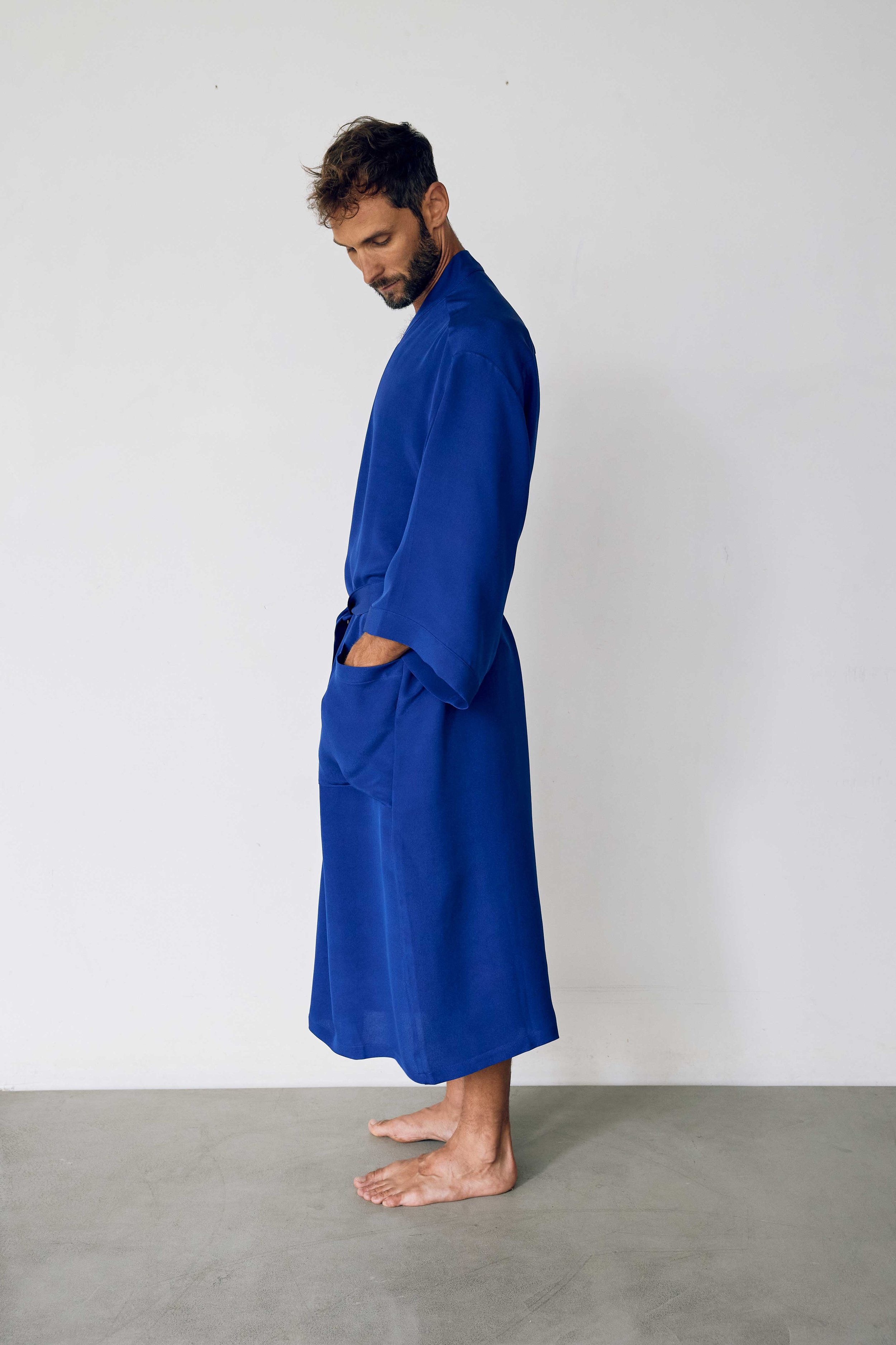 Kimono peignoir, robe de chambre. Pure soie. Bleu. Homme, femme. Loungewear, homewear. Unisexe. Intérieur.
