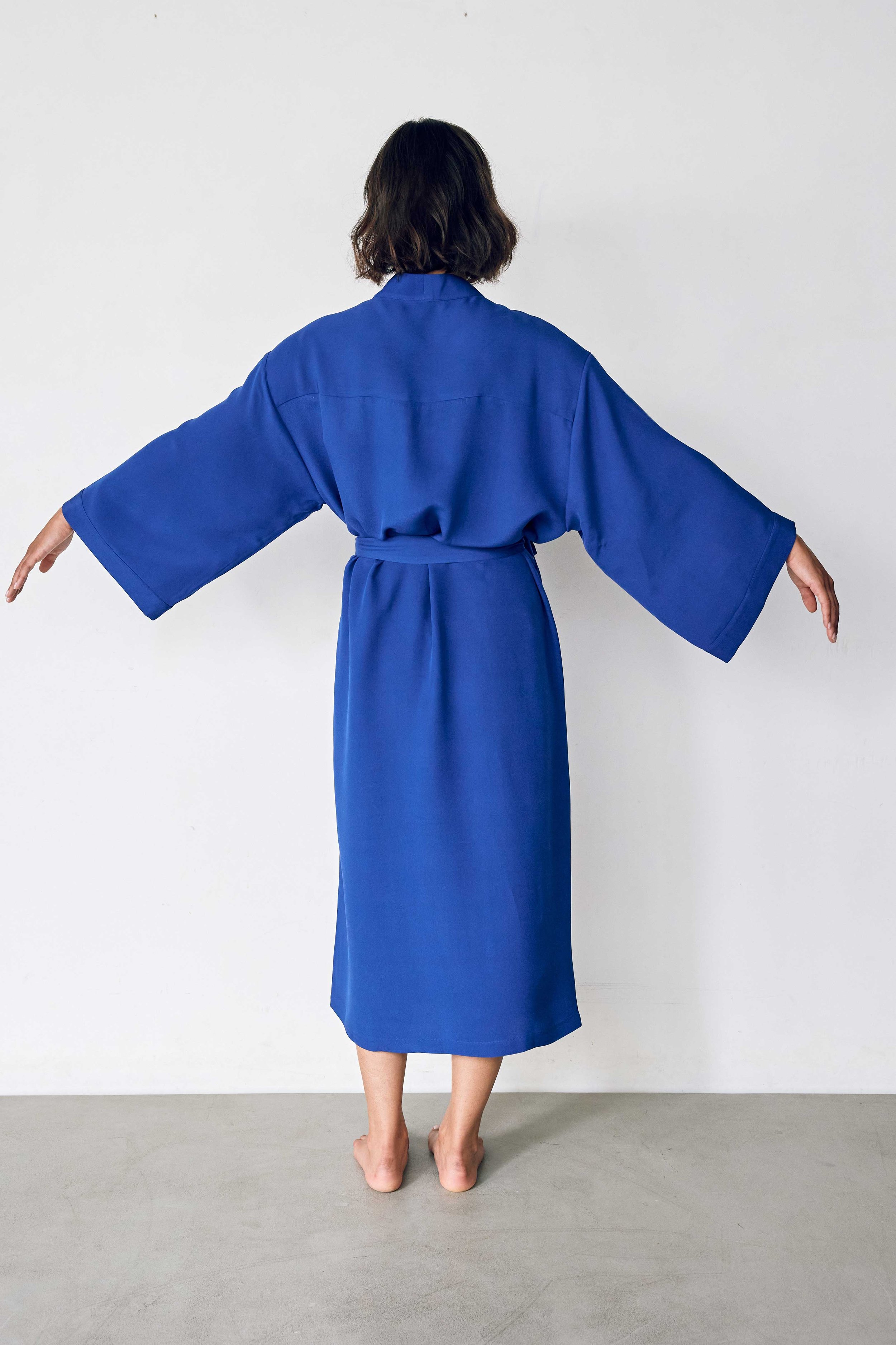 Kimono peignoir, robe de chambre. Pure soie. Bleu. Homme, femme. Loungewear, homewear. Unisexe. Intérieur.