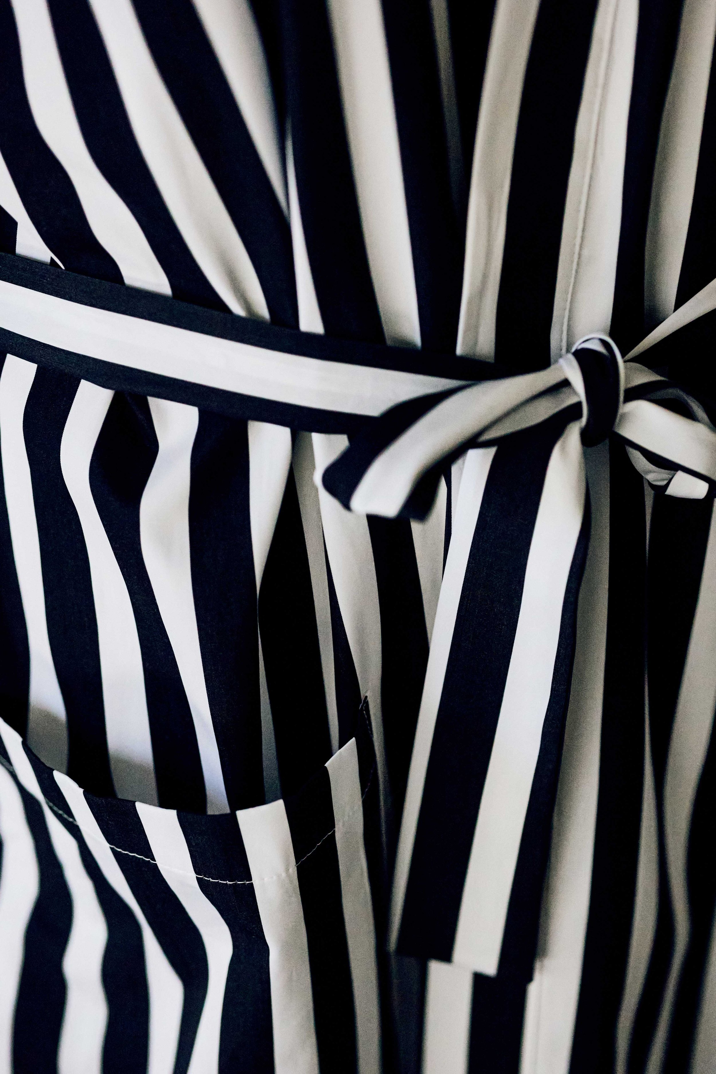 Kimono peignoir, robe de chambre. Coton rayures. Noir et blanc. Homme, femme. Loungewear, homewear. Unisexe. Intérieur.