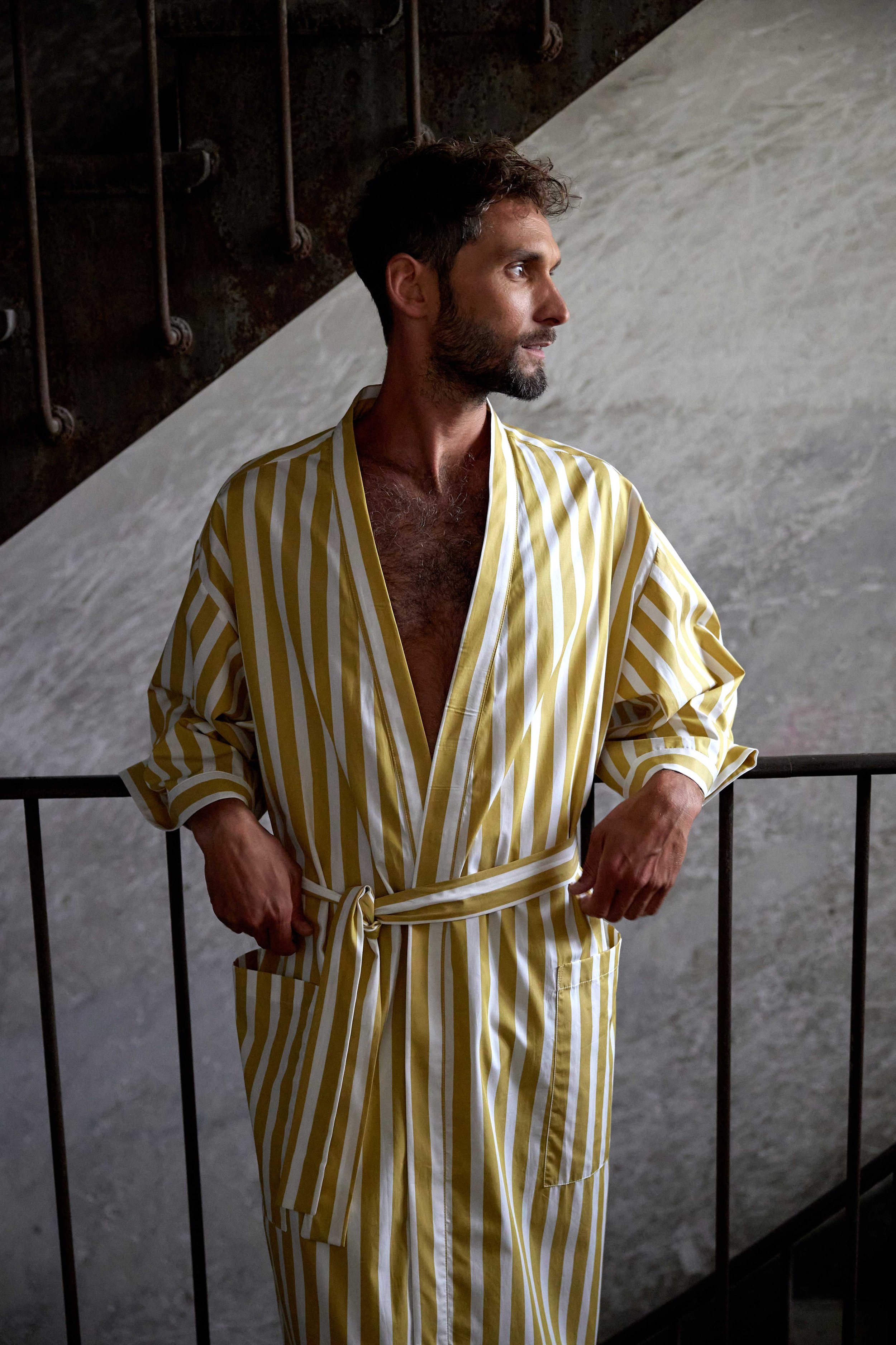 Kimono peignoir, robe de chambre. Coton rayures. Jaune et blanc. Homme, femme. Loungewear, homewear. Unisexe. Intérieur.