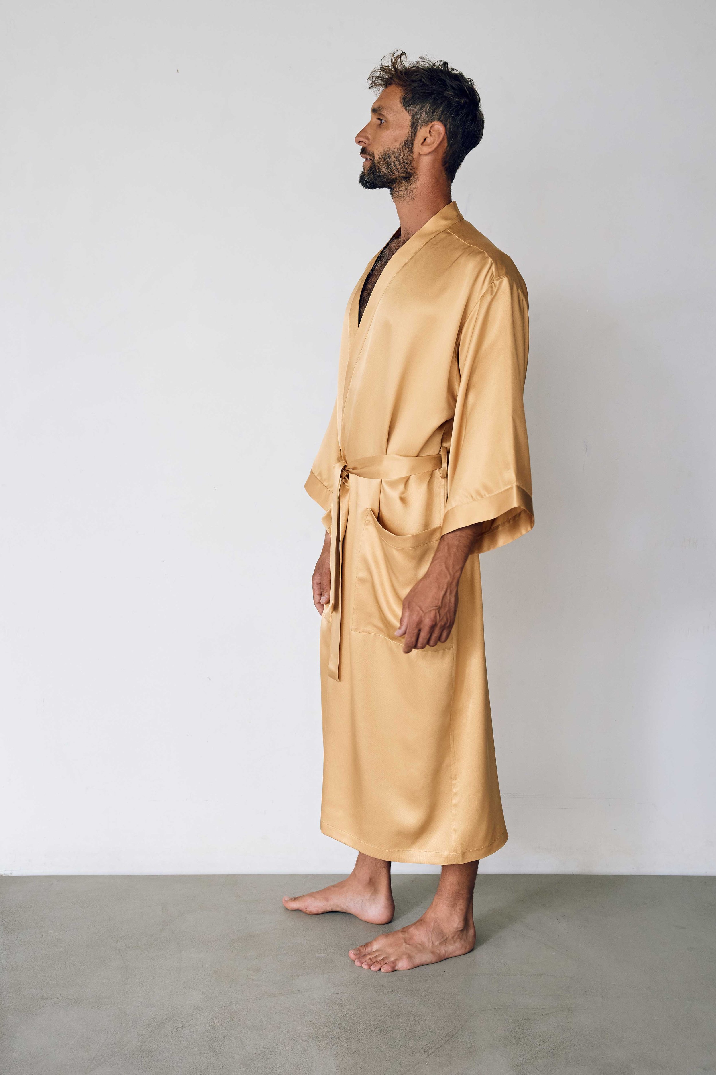 Kimono peignoir, robe de chambre. Pure soie. Doré, or. Homme, femme. Loungewear, homewear. Unisexe. Intérieur.