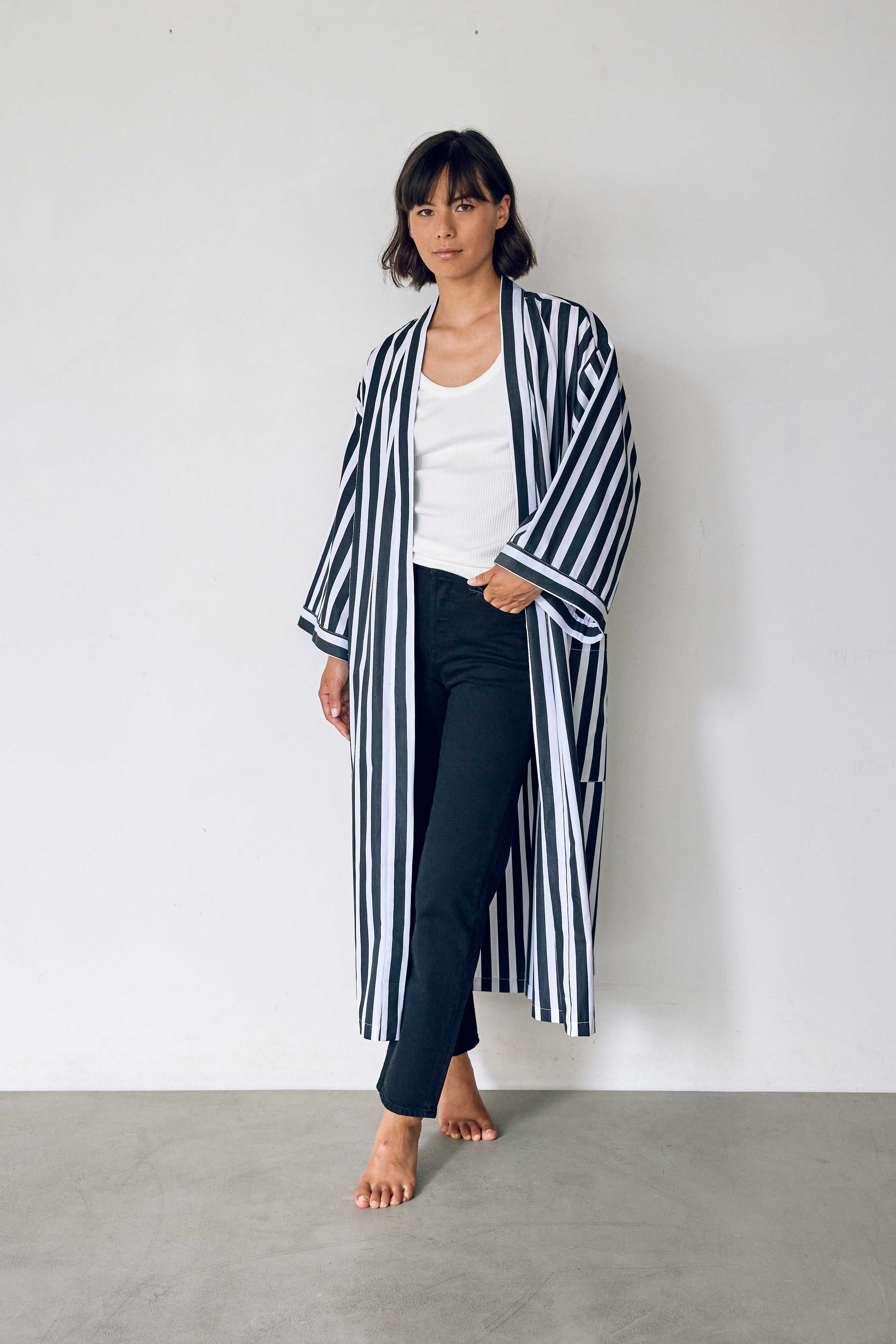 Kimono peignoir, robe de chambre. Coton rayures. Noir et blanc. Homme, femme. Loungewear, homewear. Unisexe. Intérieur.