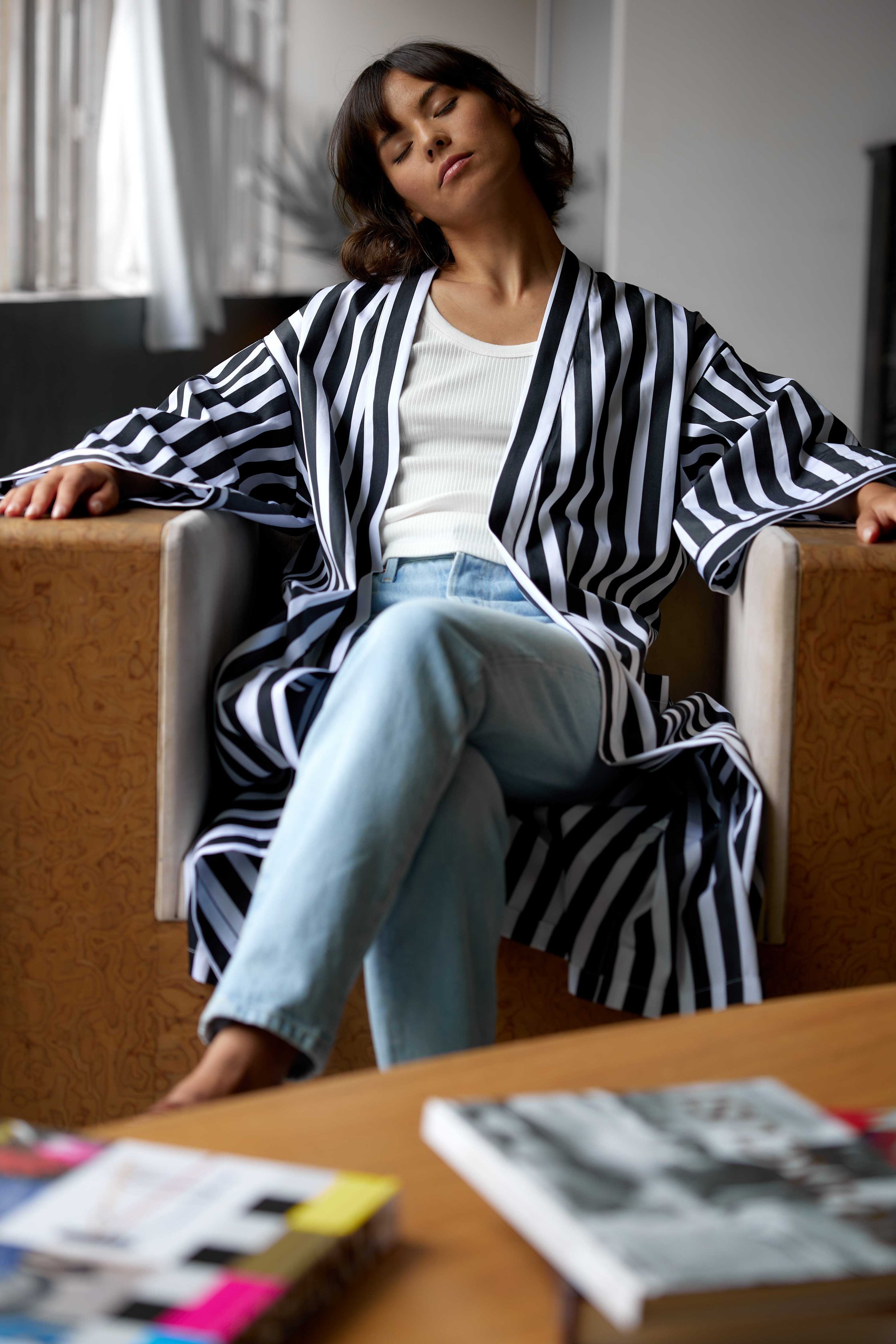 Kimono peignoir, robe de chambre. Coton rayures. Noir et blanc. Homme, femme. Loungewear, homewear. Unisexe. Intérieur.