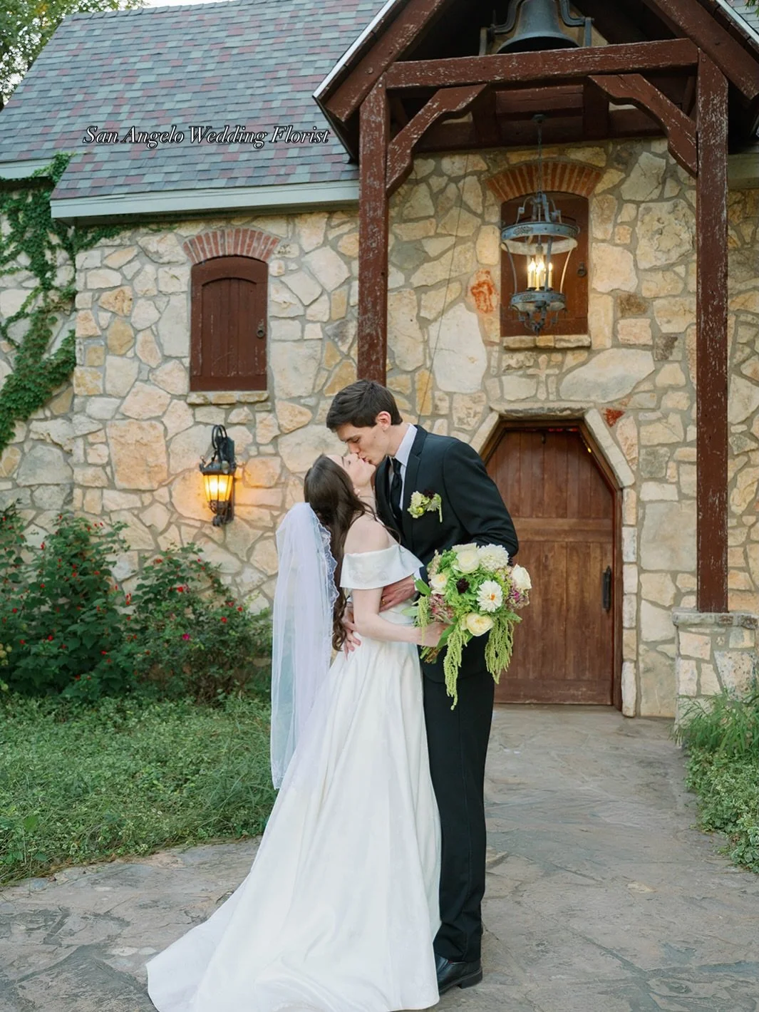 A garden-inspired wedding at golden hour.

Soft greens, creamy blooms, and movement that felt like it belonged right there in the vineyard.

Photography: @sashavaldezphoto 
Venue: @christovalvineyards
Planner @coordinatingbychristabel
Florals: @dahli