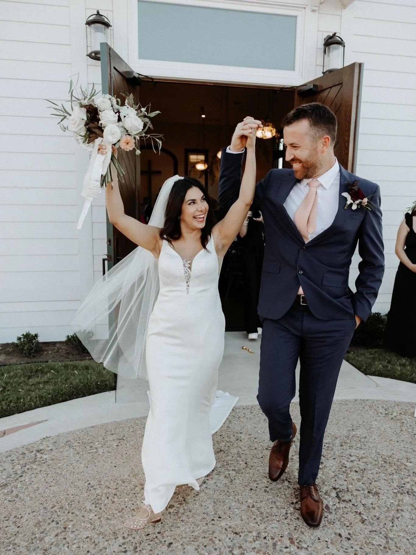 The confetti kiss that sealed it.

Photog @kimberandco_photography 

#sanangeloflorist
#texasweddingflorist
#2026bride