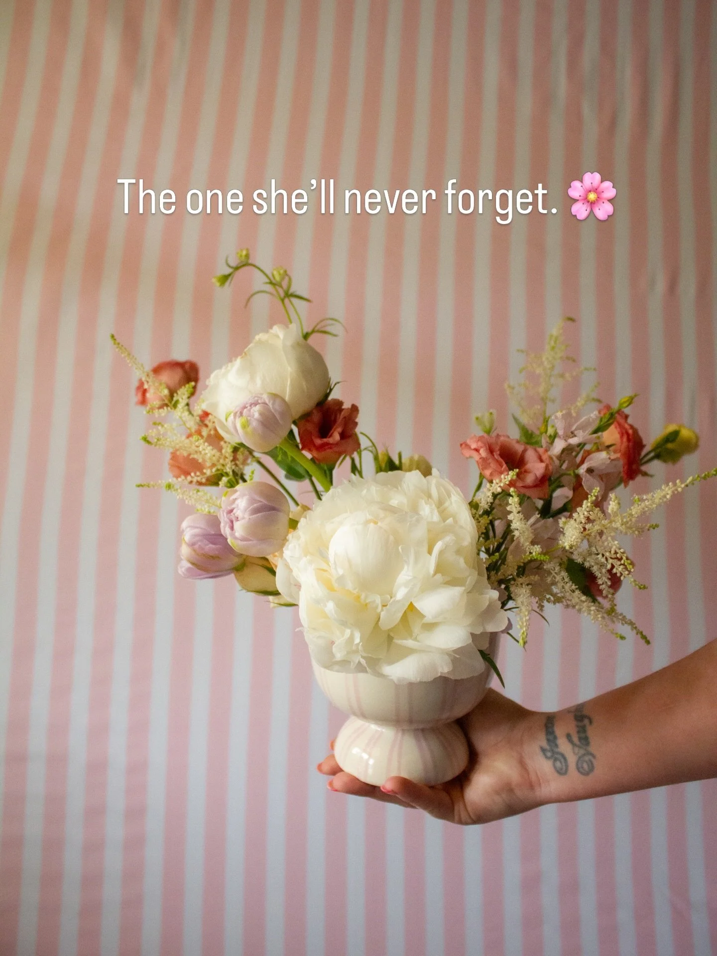 This is the Garden Whim &mdash; peonies, seasonal blooms, and a striped pedestal vase she&rsquo;s going to keep forever. 🌸 5 days left to order. She deserves this. dahliasanddaisies.net
#sanangeloflorist #mothersdayflowers #sanangelotexas