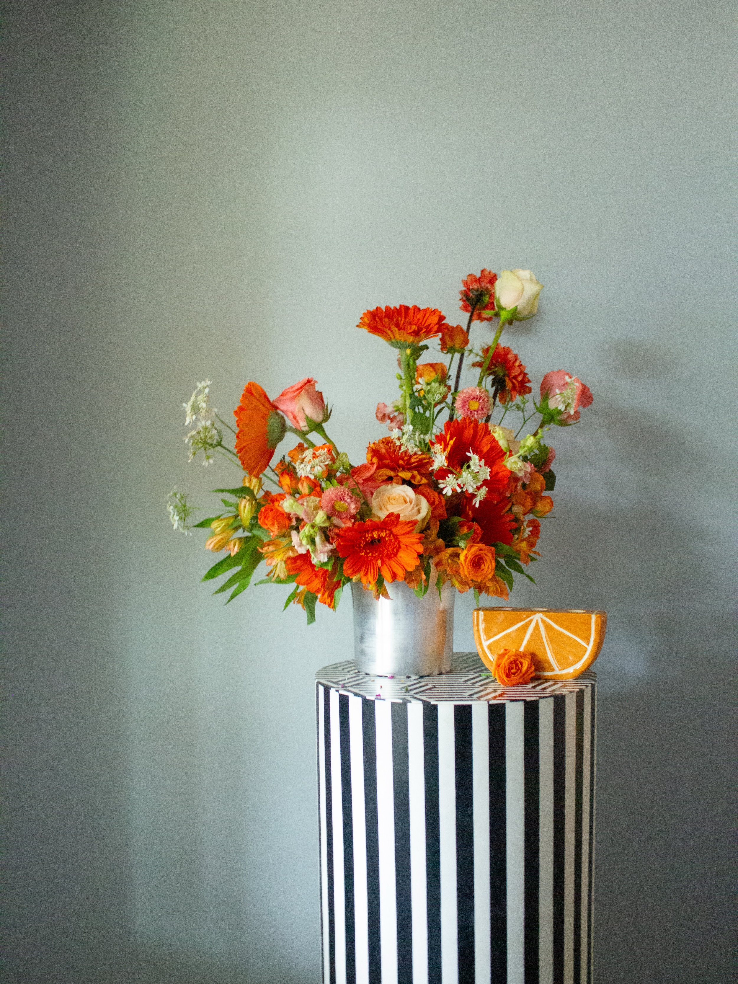 orange pop. 🍊

@mayeshwholesale #mayeshfloristryisart #dahliasanddaisies