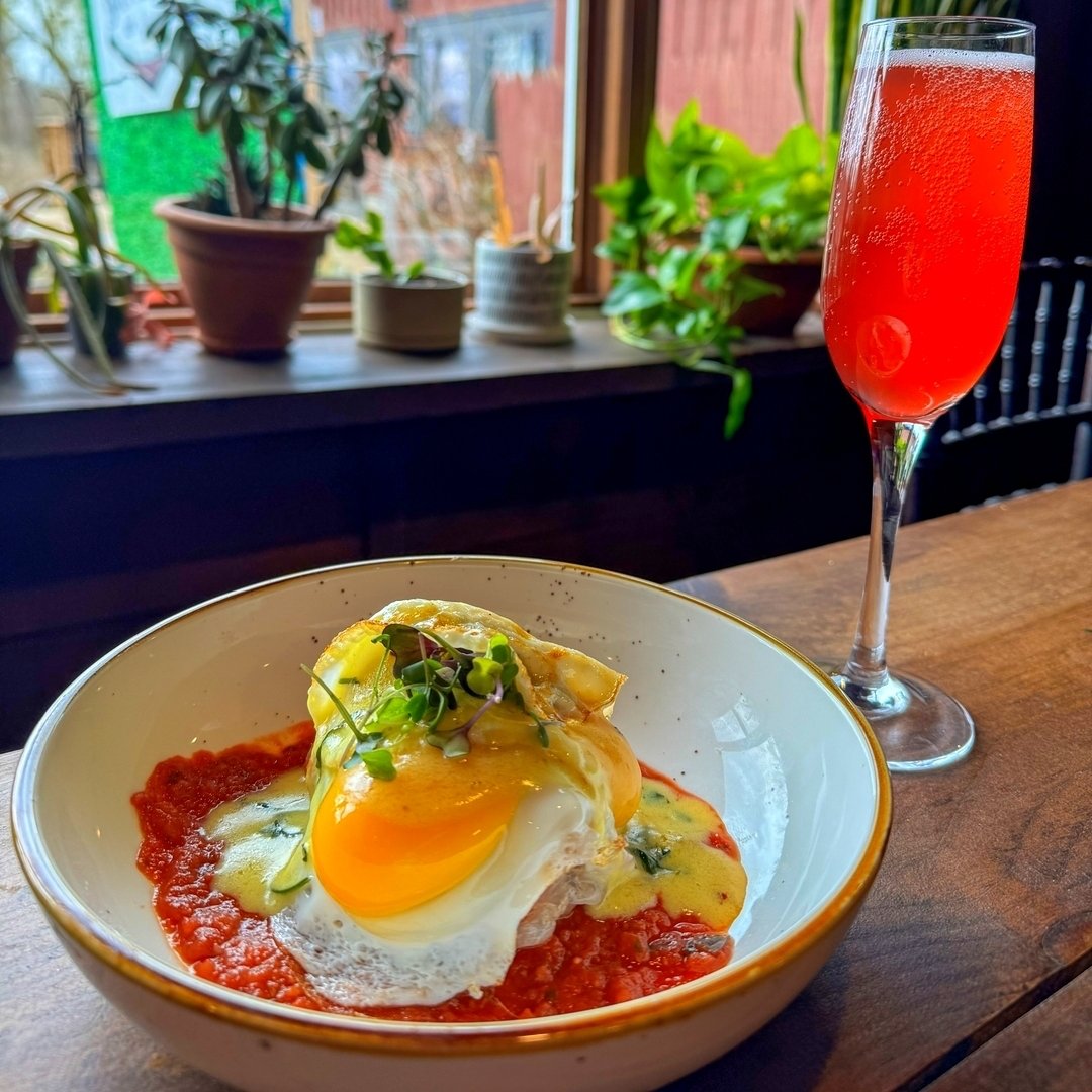 Brunchin' our way through the weekend, one delicious Benny at a time! 

The Soprano 🇮🇹 
Bed of housemade marina 
Prosciutto wrapped arancini 
2 Sunny side eggs
Italian herb hollandaise