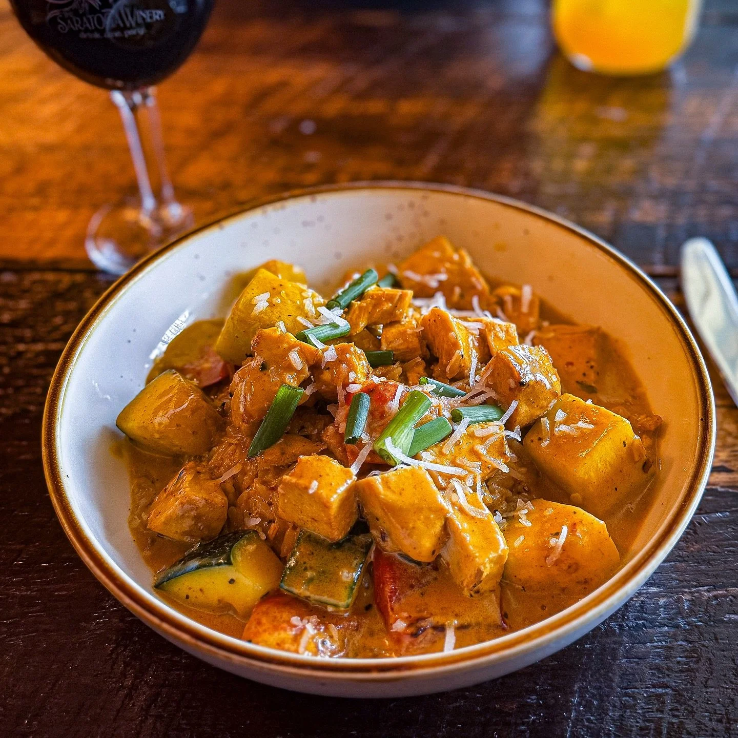 ✨ Craving something cozy and full of flavor? Our Curry Up is calling your name! 🍛 Tender chicken, zucchini, squash, peppers, and tomato simmered in a creamy coconut curry sauce, served over fluffy rice.

🎶 Stick around Friday night for live music w