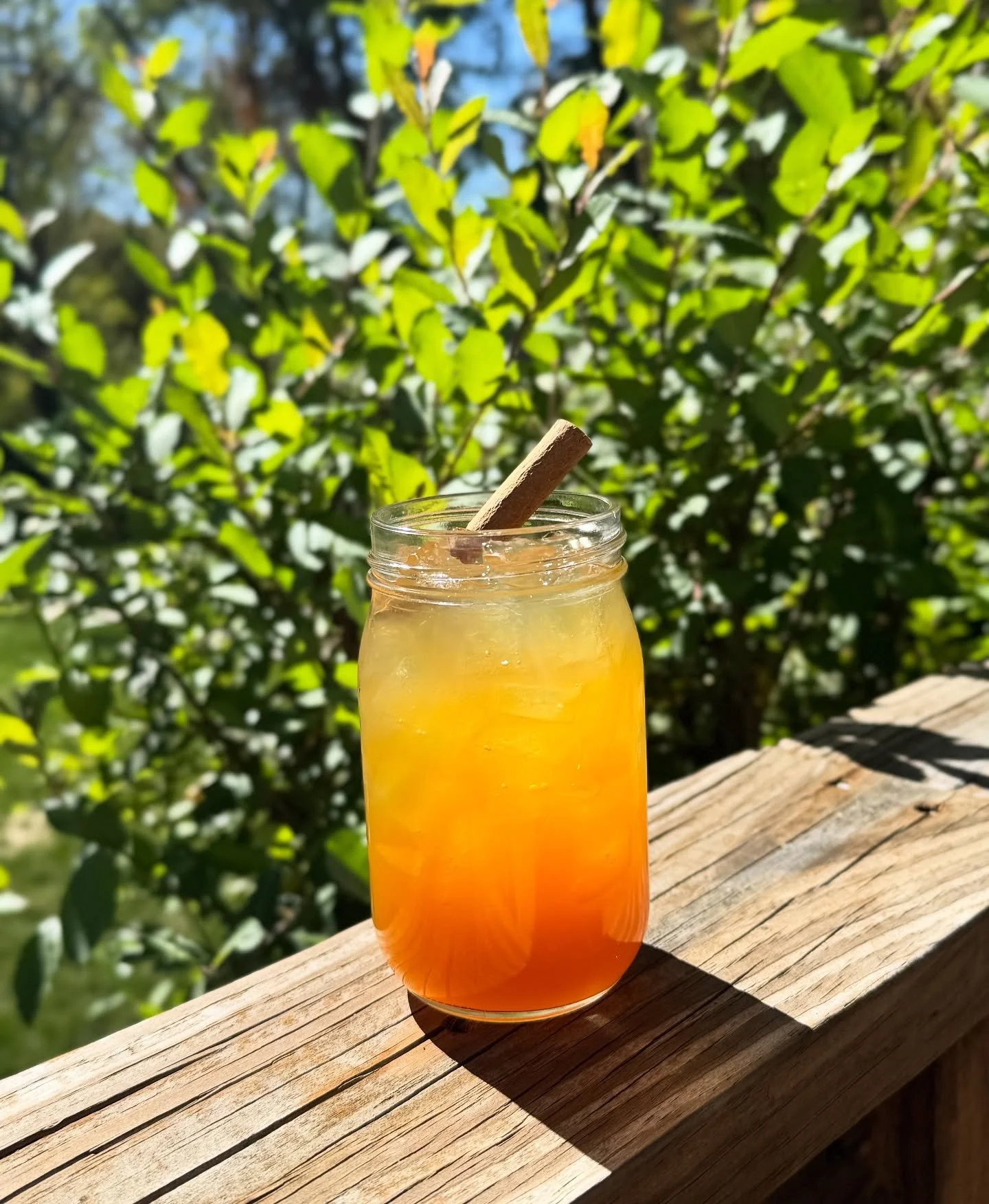No need to visit the orchard for this one! Pull up a chair and soak up the autumn sunshine with a glass of @picksixvodka Apple Pie Moonshine and fresh apple cider 🍎 
This week at the winery:
🍕 Thursday – Kids Eat Free
🎶 Friday 6–9pm &