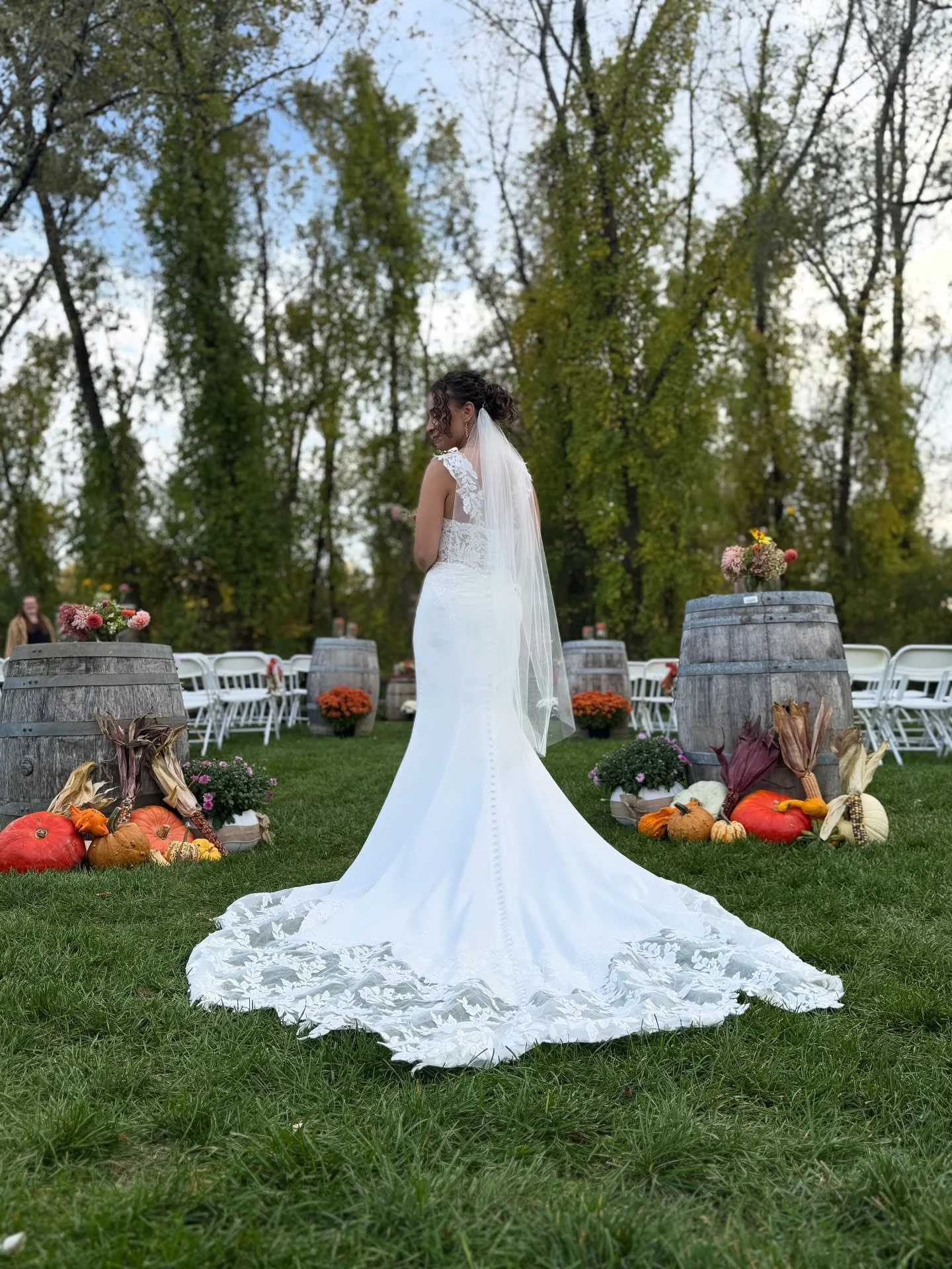 The prettiest fall backdrop for the prettiest bride 🤍 🍂