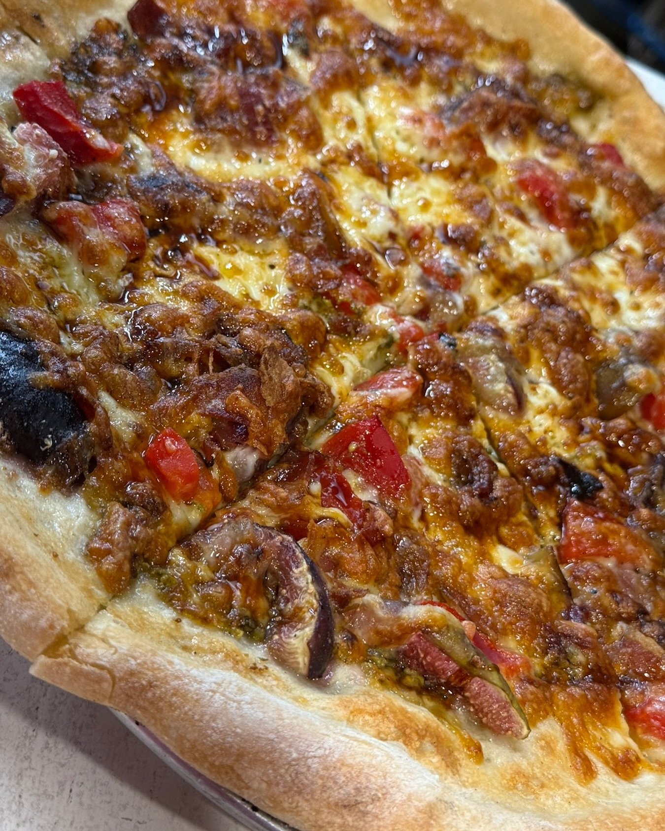 When the temps drop, come curl up on this blanket&hellip; Figs on a Blanket, that is 🔥 ❄️ Pistachio pesto, figs, bacon, roasted reds, melty mozz, and a spicy date drizzle 🤤 

🎶 Stef Solo 6pm to 9pm