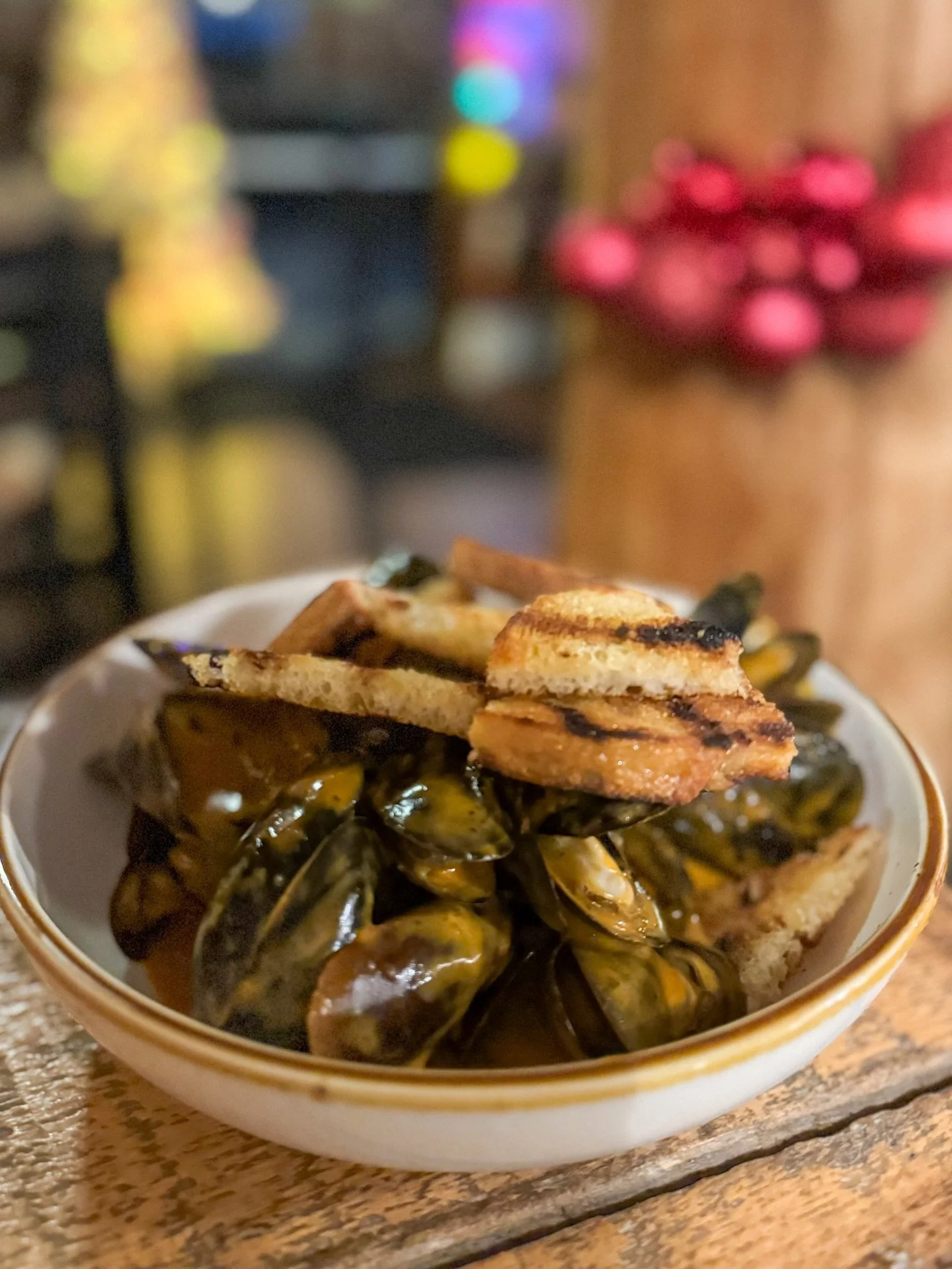 Get ready for the weekend with live music from Sunset Serenade from 5&ndash;8pm, bringing all the TGIF vibes 💃 Enjoy our Thai-style mussels in a tangy citrus coconut curry served with sourdough toast ✨

Reservations available on OpenTable. Groups of