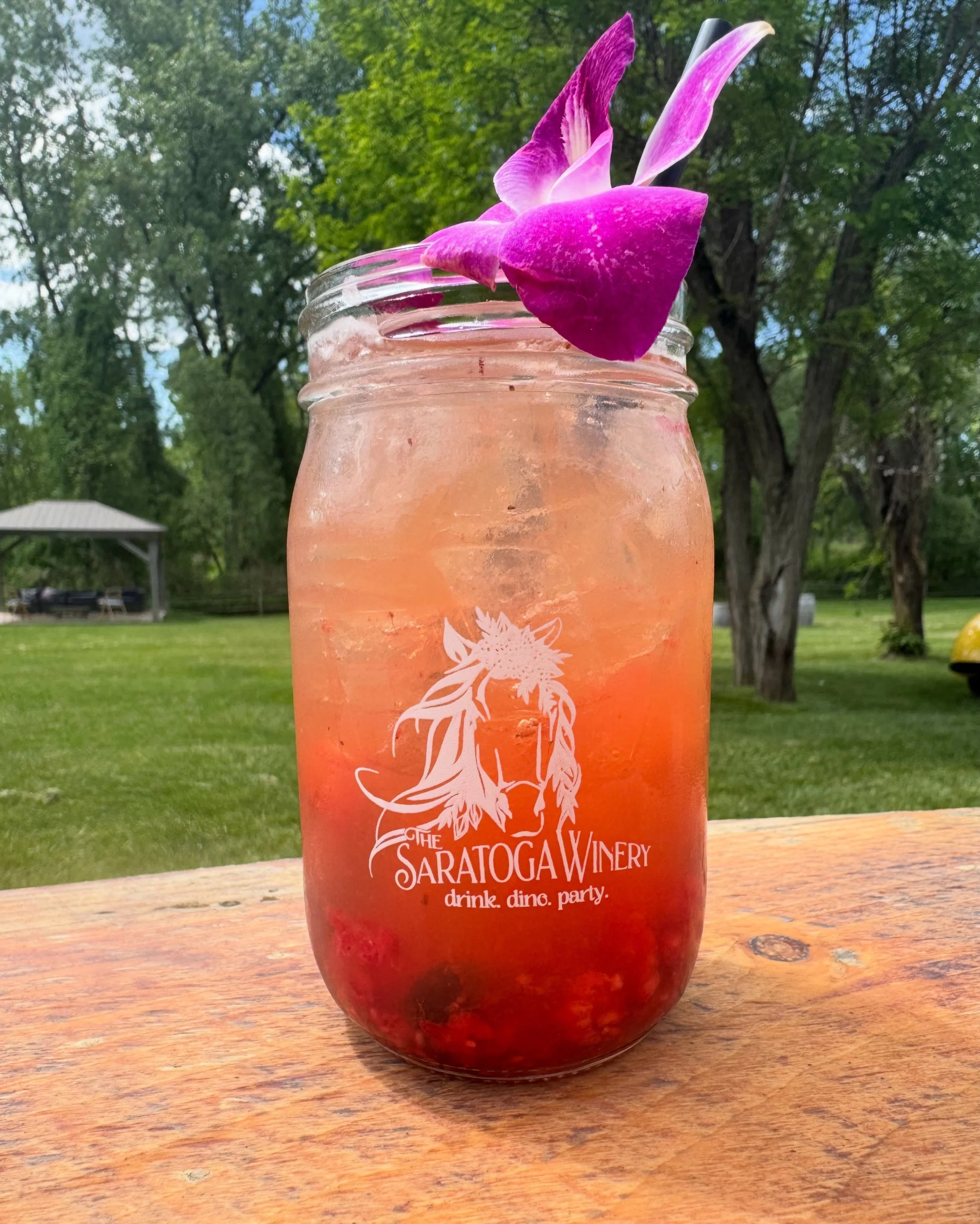 Happy Friday 🎉 
Live music tonight by @nsdakotas 6pm-9pm Reserve your table on OpenTable 🍕 🍷 

📸 Dirty Mojito I Saratoga Revolutionary Rum I Freshberry Muddle I Citrus Soda I Lime I Fresh Mint