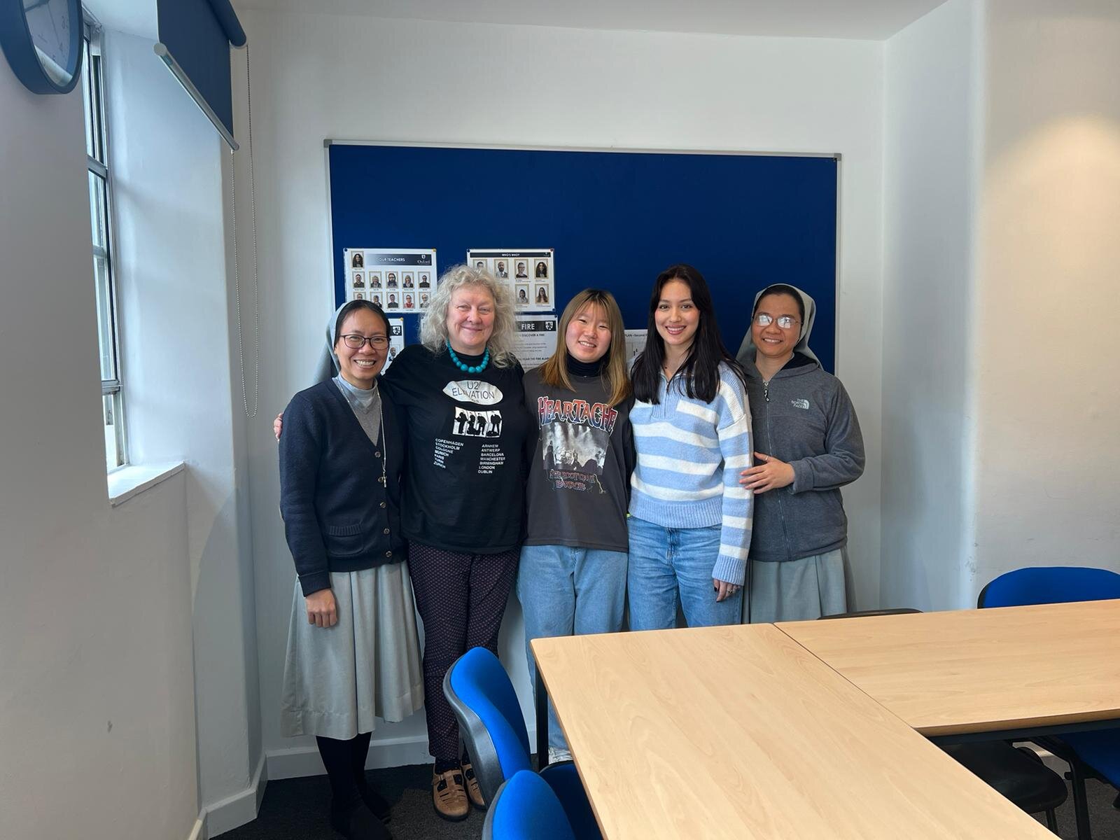 Some of our students in our A2 class, with teacher Sally✨

Interested in studying with us here at OSE? 
Please email info@oxfordschoolofenglish.com or visit https://www.oxfordschoolofenglish.com for more information🤩

 #englishoxford #studyabroadyen