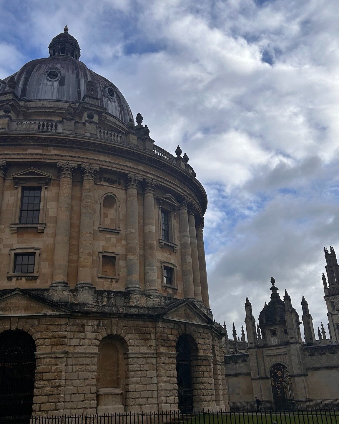 Happy Friday to all😇
It's starting to warm up here in Oxford, and we have been seeing blue skies (rare)🥳
We hope everybody has a wonderful weekend, and see you all back on Monday!

 #community #internationalstudentlife #studywithus #learnenglishino