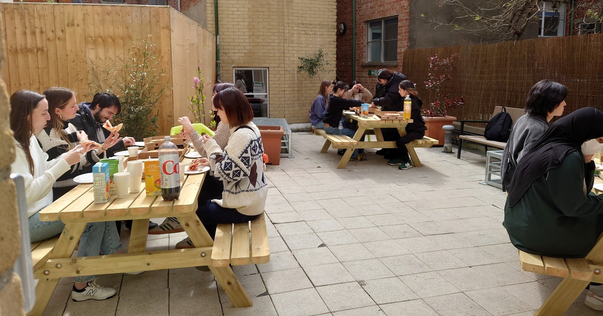 Our students enjoying their pizza lunch on their new terrace☀️

 #studywithus #internationalstudentlife #internationalstudent #unitedkingdom #language #city #englishlanguagecourses #englishlanguage #learnenglishinoxford #EFL #cityofoxford #internatio