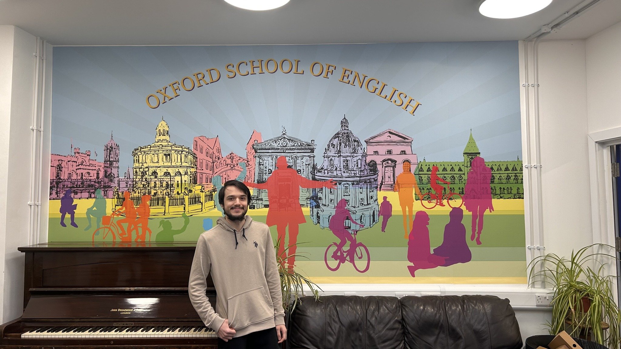 Our new wall mural!😁
Current student from Turkey, Serhan, standing in front of our brand new mural in our common room.
Please tag us if you take any photos in front of this!✨

 #englishoxford #studywithus #studyenglishintheuk #studyabroadyenglish #s