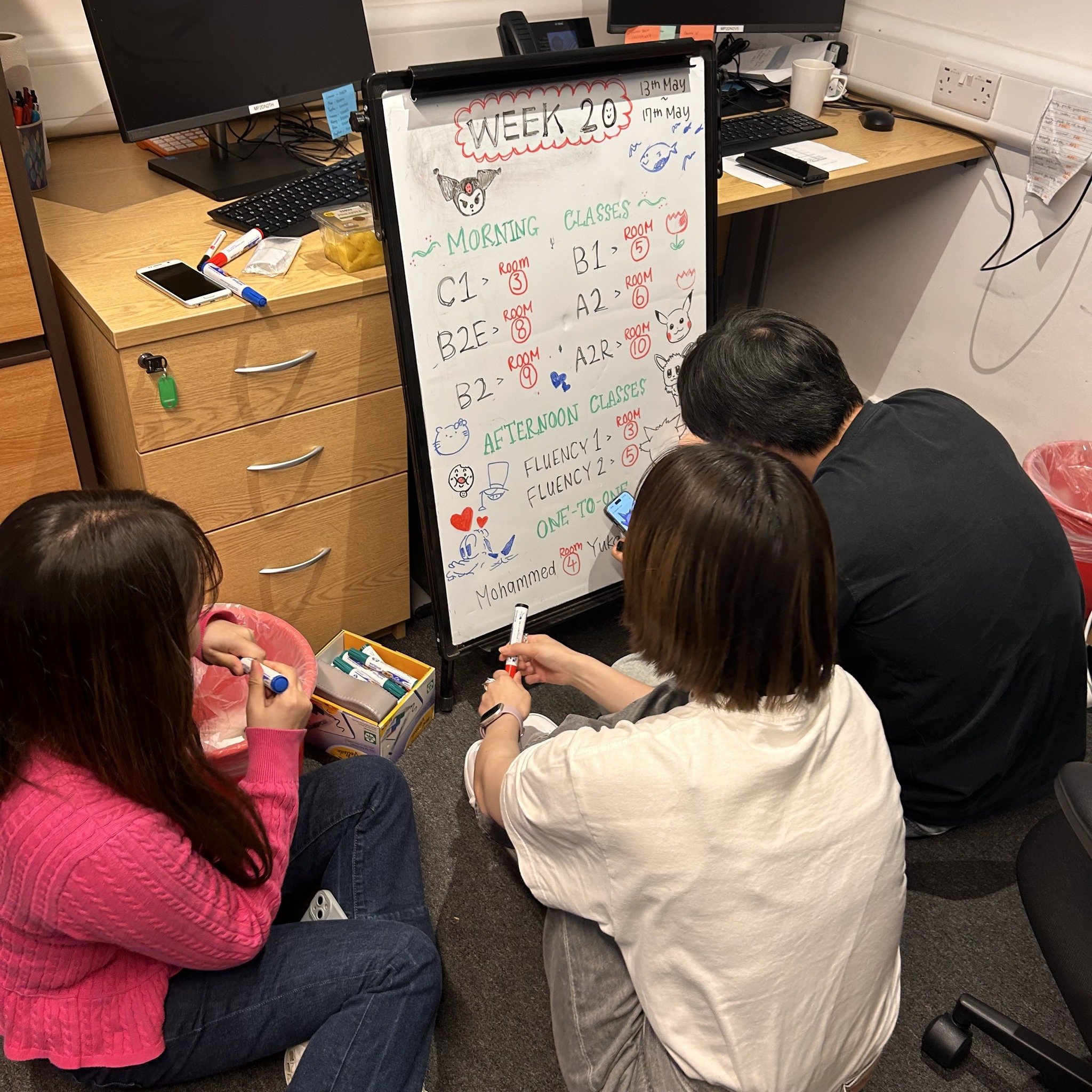 ✨Happy Monday✨

Our students designing and decorating our weekly class list😇

Interested in studying in one of these classes here at OSE?
Click here: https://www.oxfordschoolofenglish.com/
Or email: info@oxfordschoolofenglish.com for more informatio