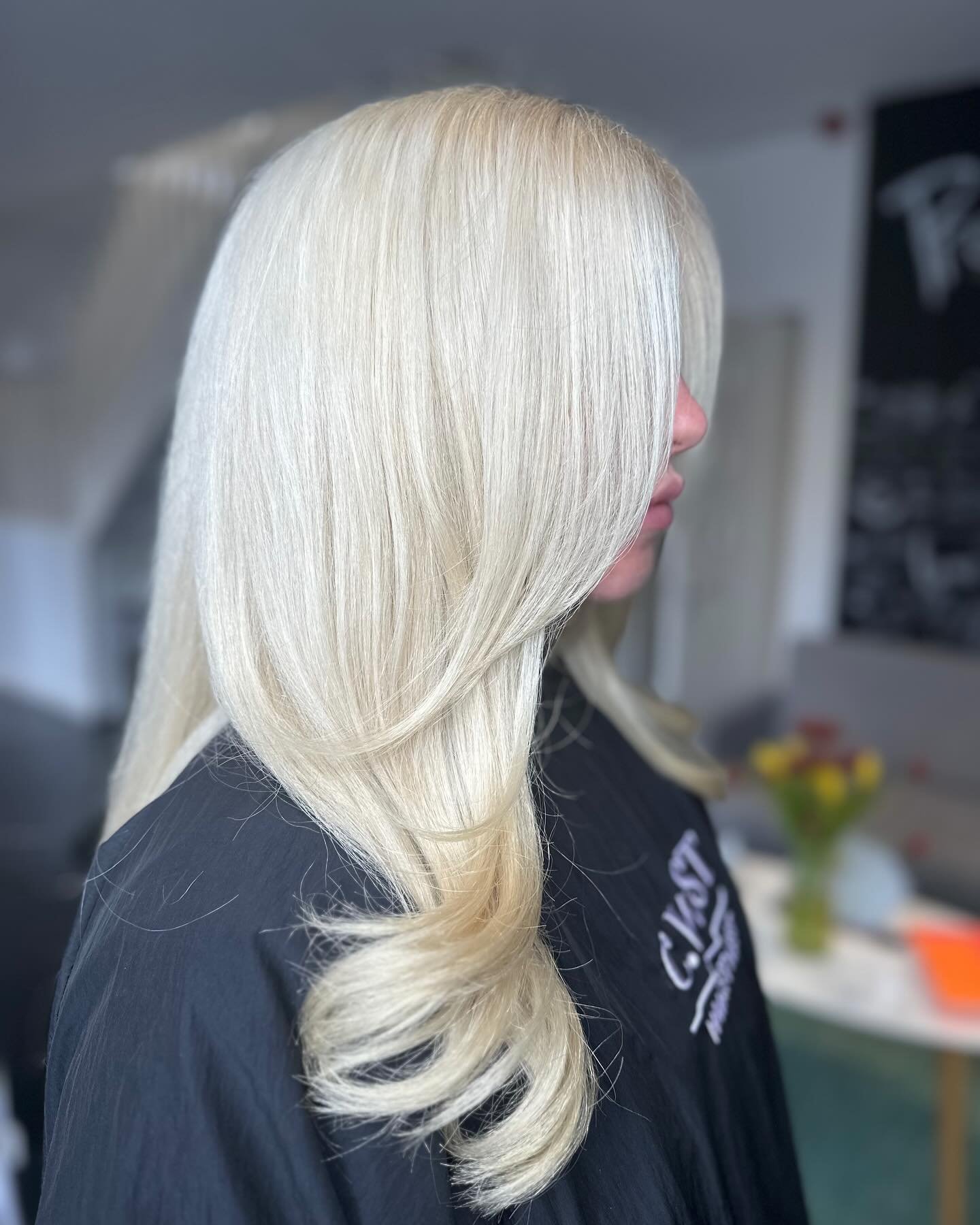 Sponsored by unreal @cwesthairstylist ✂️😍

Charlotte has opened her diary for appointments across Tuesdays &amp; Wednesdays, snap yours up quick📲

#blondehair #blondebalayage #faceframehighlights #glossyblonde #blondehighlightsforsummer #summerhair