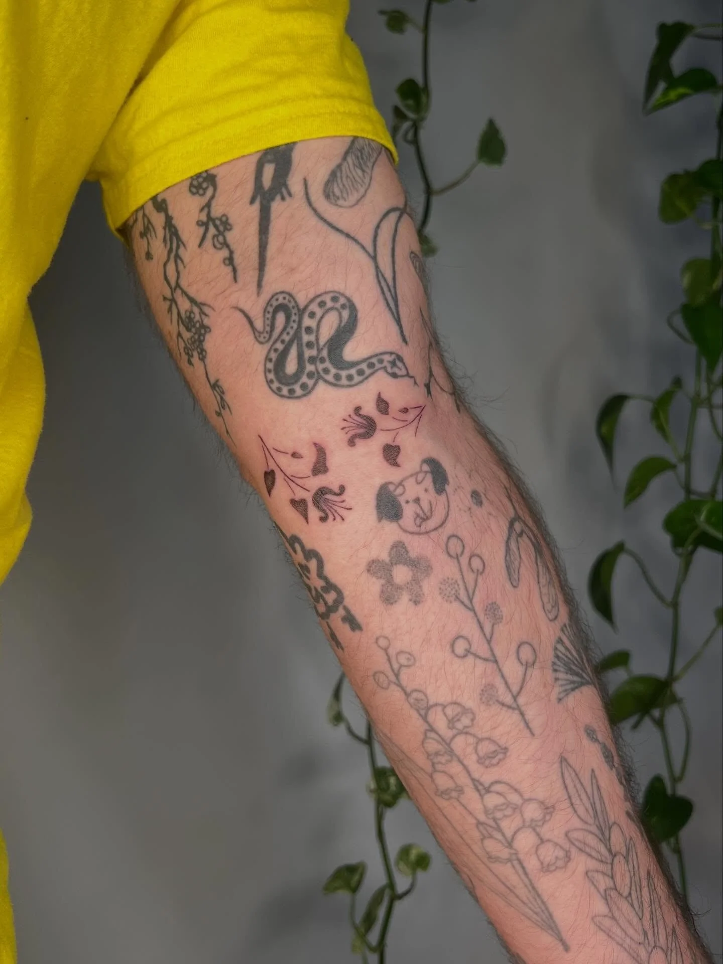 Delicate flower adornments for spring 💐 Booking April @tattletale_tattoo 🎠 (🔗 in b!0 to request an appt :)