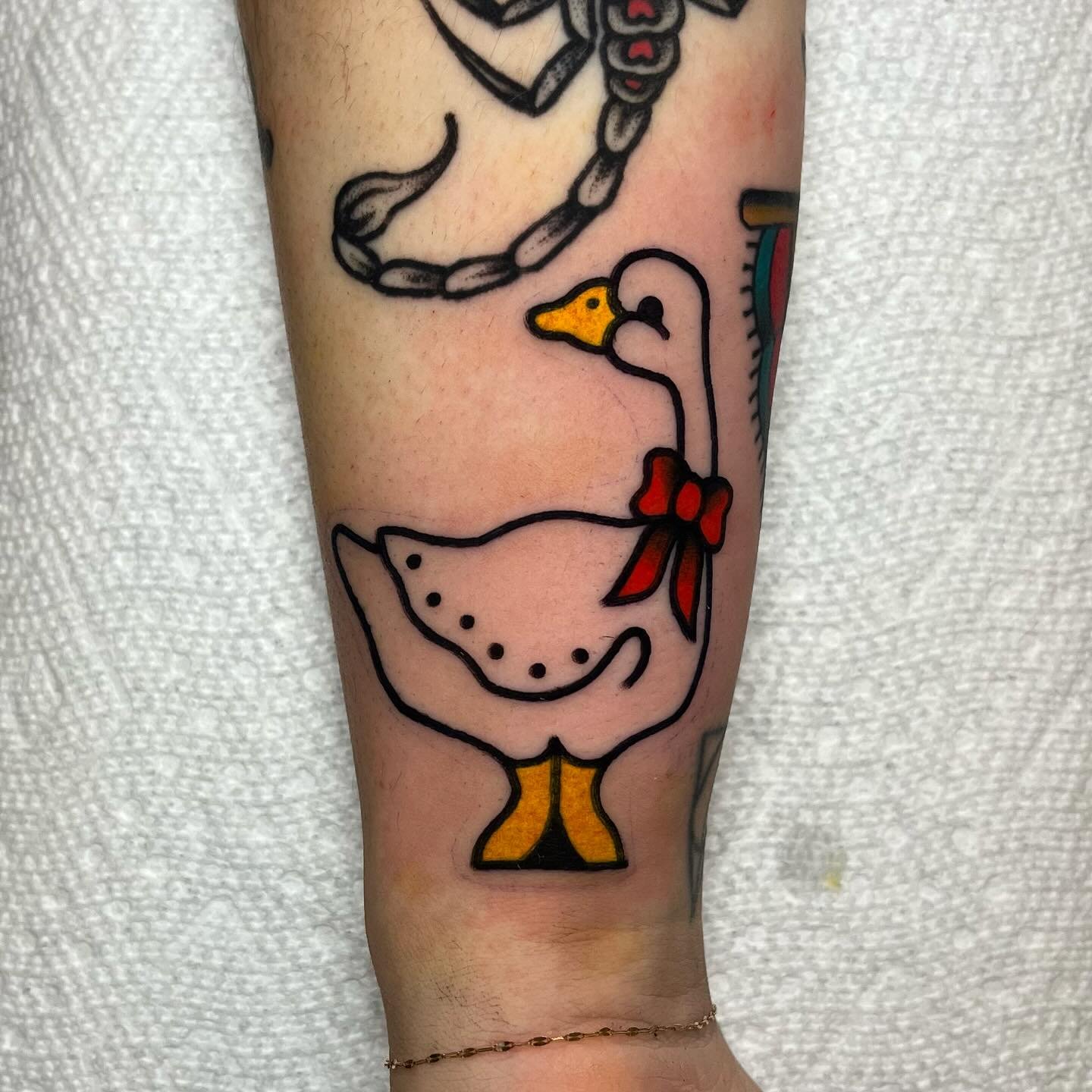 🪿 DM to book 🪿 made @good.omen.tattoo 
#chicago #chicagotattooer #chicagotattooartist #chicagotattooartists #chicagotattooshop #chicagotattooshops #chicagotattoos #chicagotattoo 
#midwesttattoo #midwesttattooer #traditionaltattoos #americantraditio