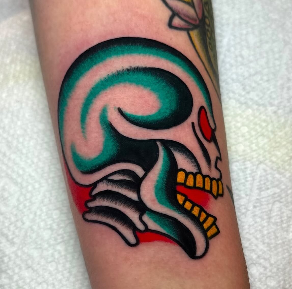 Done by @zahra.tattoos 🐉🐉🐉 DM her to book @zahra.tattoos @zahra.tattoos @zahra.tattoos #chicago #chicagotattooartist #chicagotattooer #chicagotattooshop #chicagotattooshops #chicagotattooer #ladytattooers #traditionaltattoo #tatuagem #tatuaje #tat
