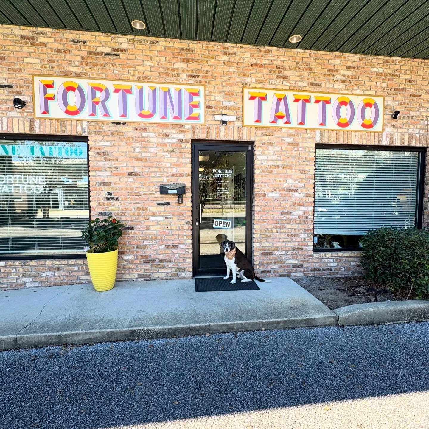 @fortunetattoopensacola ☀️🐬 
Thank you @cad03 and the whole crew for the warm welcome. Wish we could&rsquo;ve stayed longer 💓 Hope to be back soon. Thanks to @stephanietattoos &amp; @birminghamtattoocompany for letting Sugamama and I stop over on t