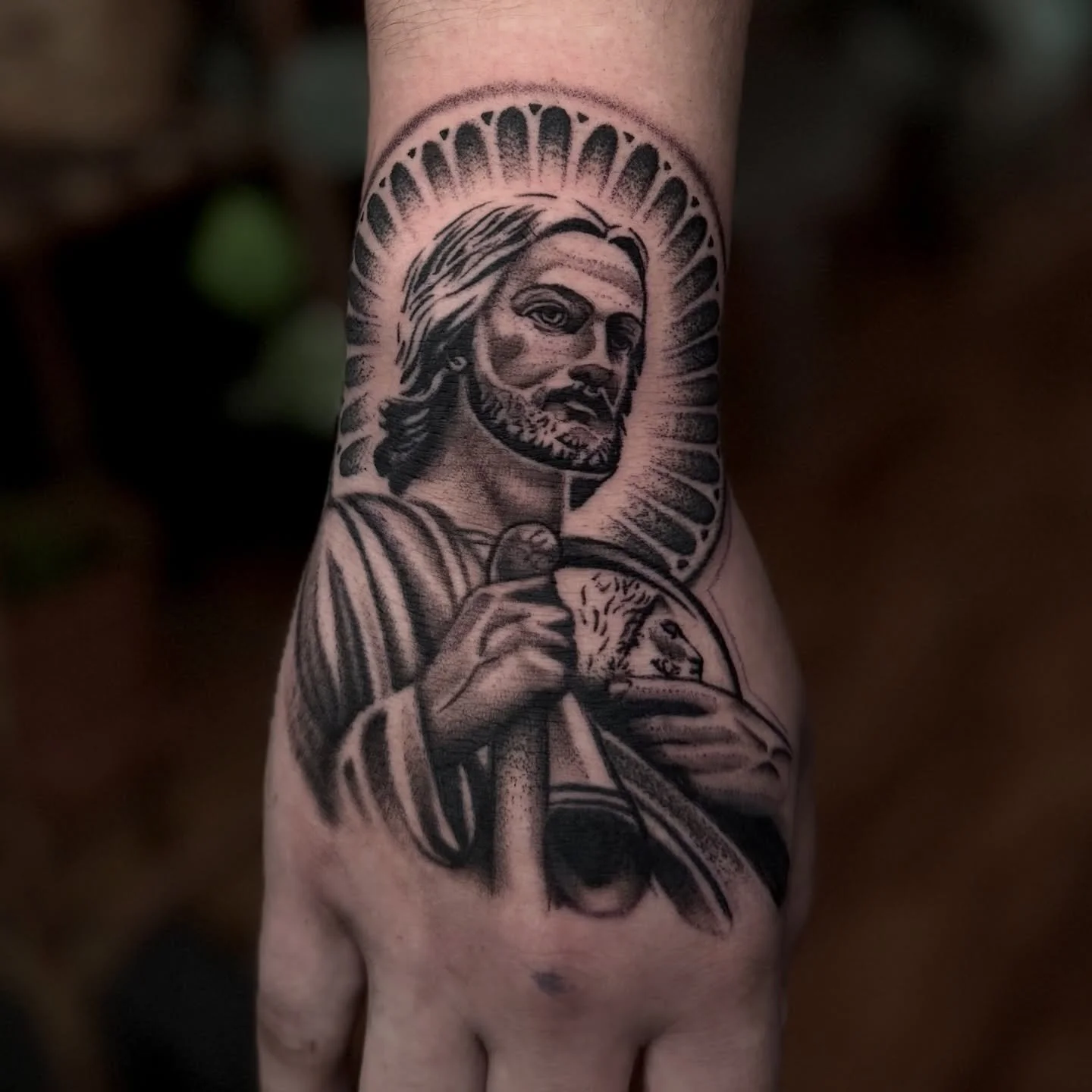 &bull; SAINT JUDE &bull; 
This tatt was a challenge for the placement and the details but&hellip;.finally we got it , contrast and solid shading , much respect and love , thanks for your trust bro @brbr_chepe 🙌🏻🔥 
.
#tattoo #saintjude #tattooideas