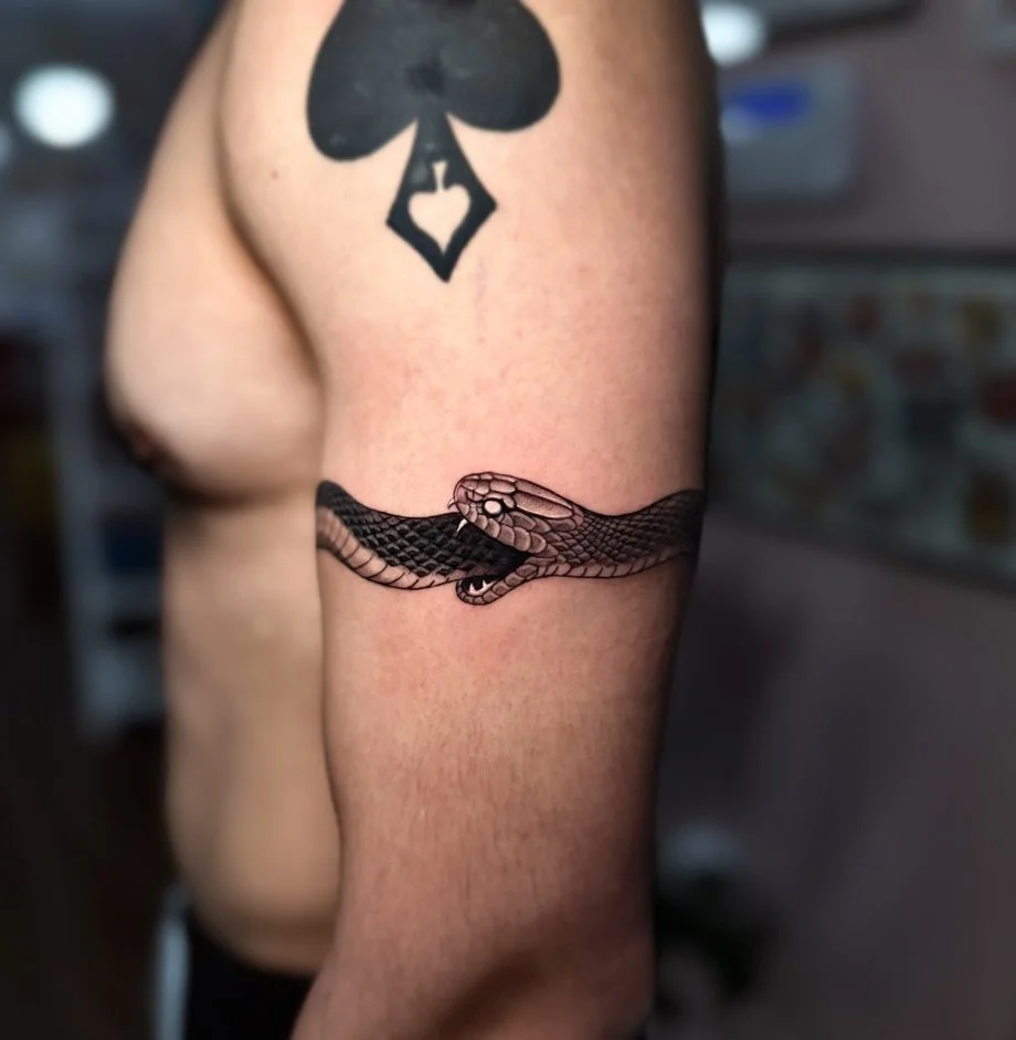 Yesterday I worked on this uroboros snake, and I love how it turned out 🐍🔥

If you like this style of tattoo and want something similar, don&rsquo;t hesitate to reach out!

📩 Send me a DM or an email, link in my profile!

Done at @good.omen.tattoo