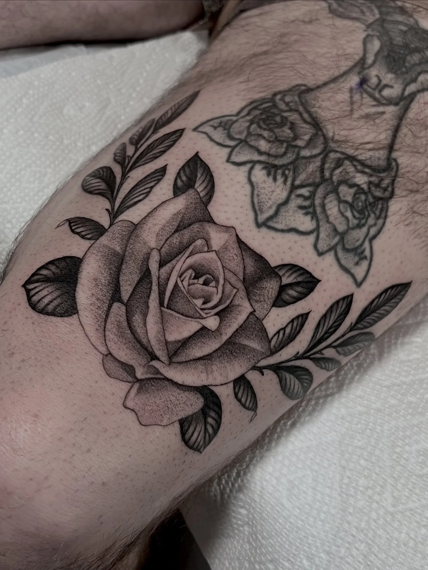 This rose was done a while back 🌹 Obsessed with this style, DM me if you&rsquo;ve got something spicy in mind! 🤝🤝🤝🤝🤝