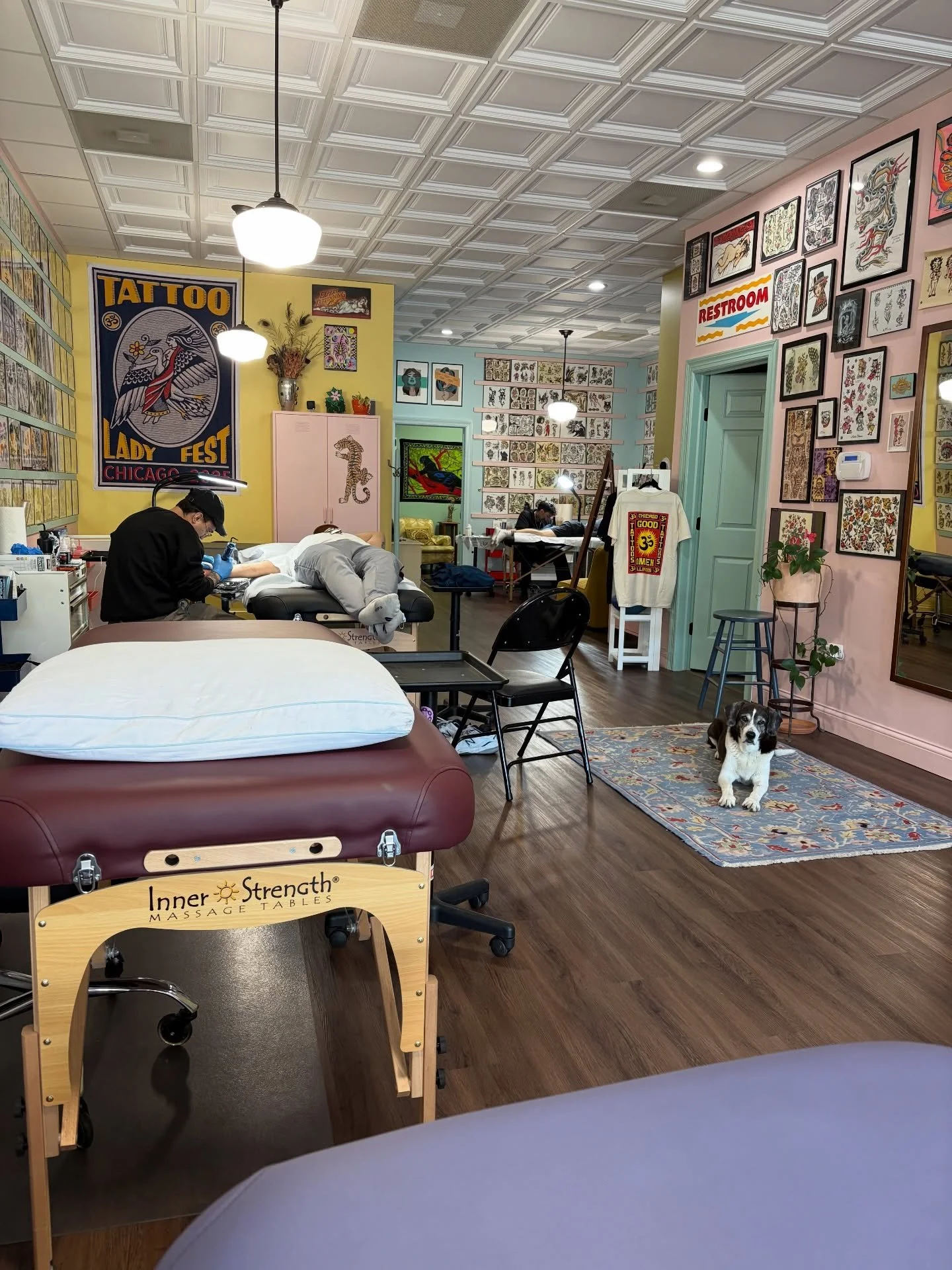 2009 W. Belmont Ave. 🕉️
good-omen-chicago.com
@madrid_tatts @mat.tattss @juliacampione &amp; Sugamama featuring @juanpitattoo__ 

#chicagotattooshop #chicagotattooartist #chicagotattooshops #chicagotattooer #chicagobucketlist