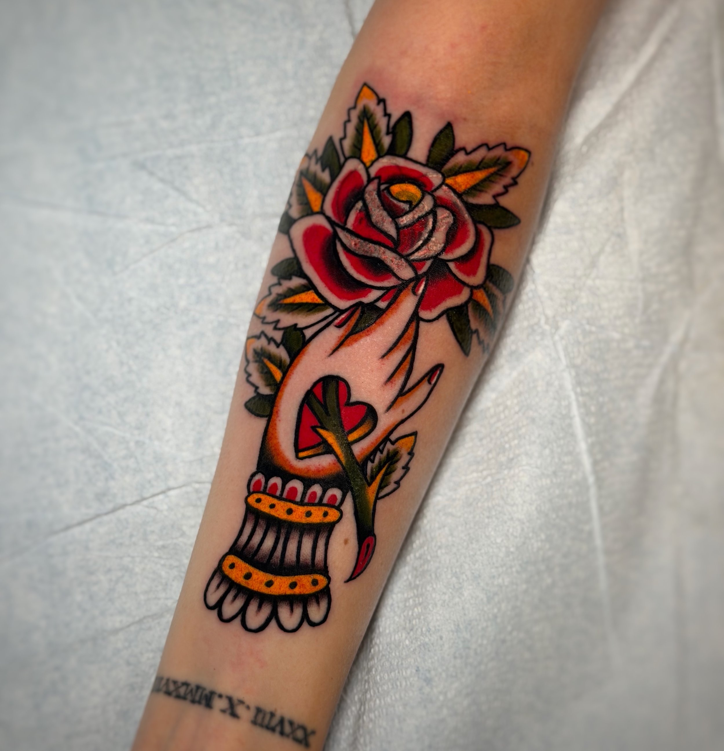 Sometimes I do color stuff too &hearts;️ and yeah I really enjoy it when I get the chance&hellip; now &hellip;. Back to black 🖤
.
At home : @good.omen.tattoo 

#traditionaltatoo  #tattoo #chicago