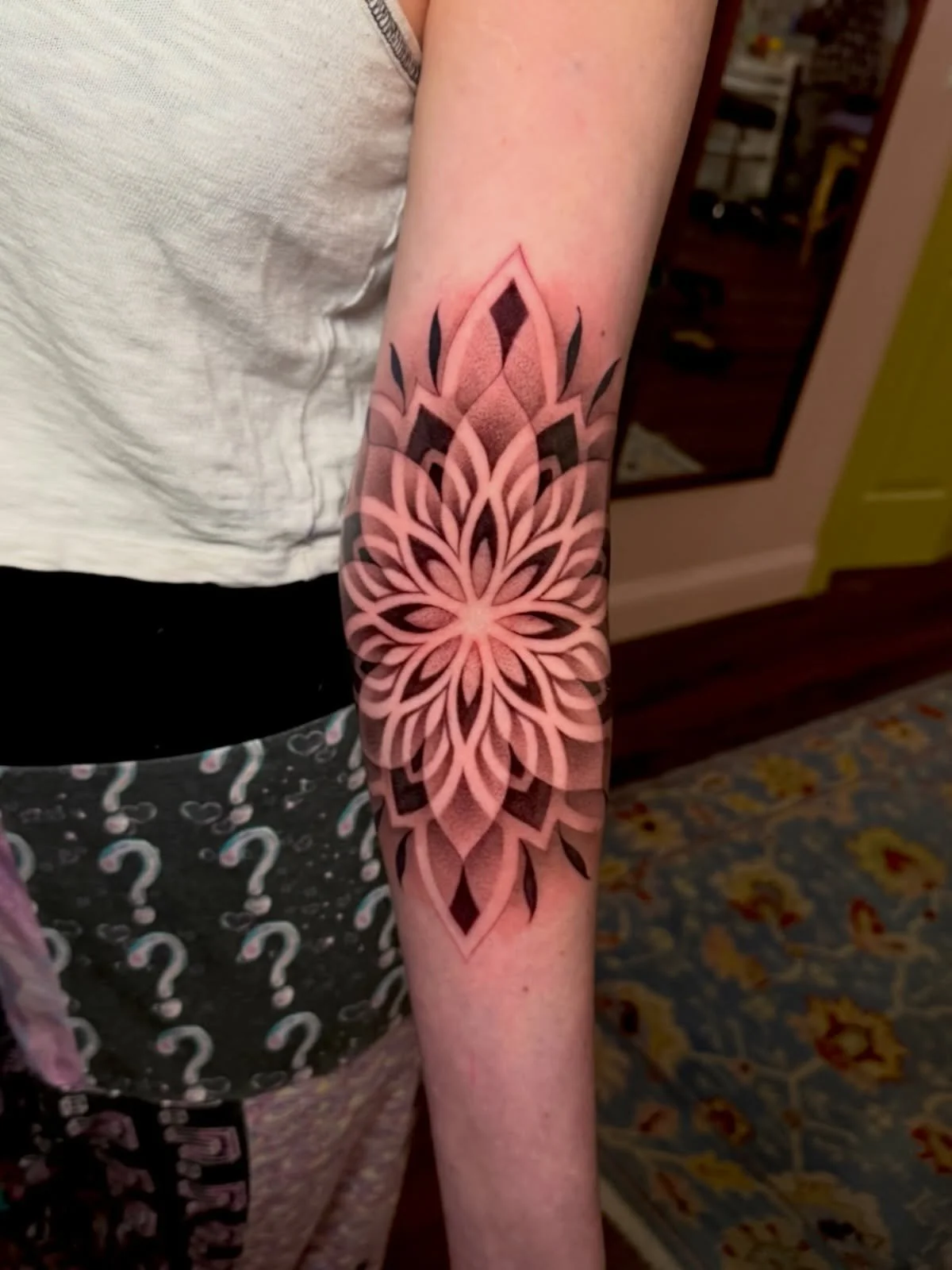 Check out the mandala we did with Erin! This tattoo was so much fun, and by the end I couldn&rsquo;t see anything 😵&zwj;💫 lol. Thank you Erin for your trust! If you want something like this, hit me up!! 

Done at @good.omen.tattoo 🕉️💎